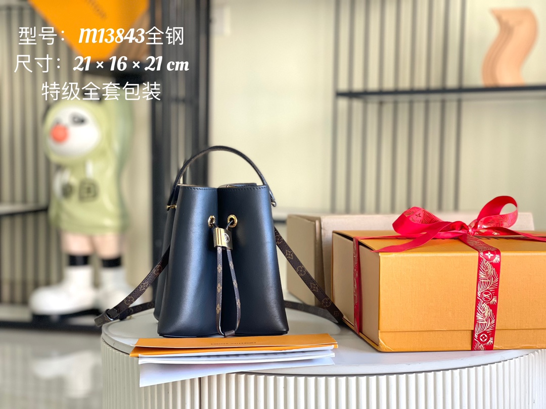 P1900 LV M13843 Clover Bucket Bag Leather is Italy A grade leather is in the quality, hardware, fabrics, handmade, oil edge, A-grade products, the picture is consistent with the product, with a full set of packaging. Size: 21x16x21CM