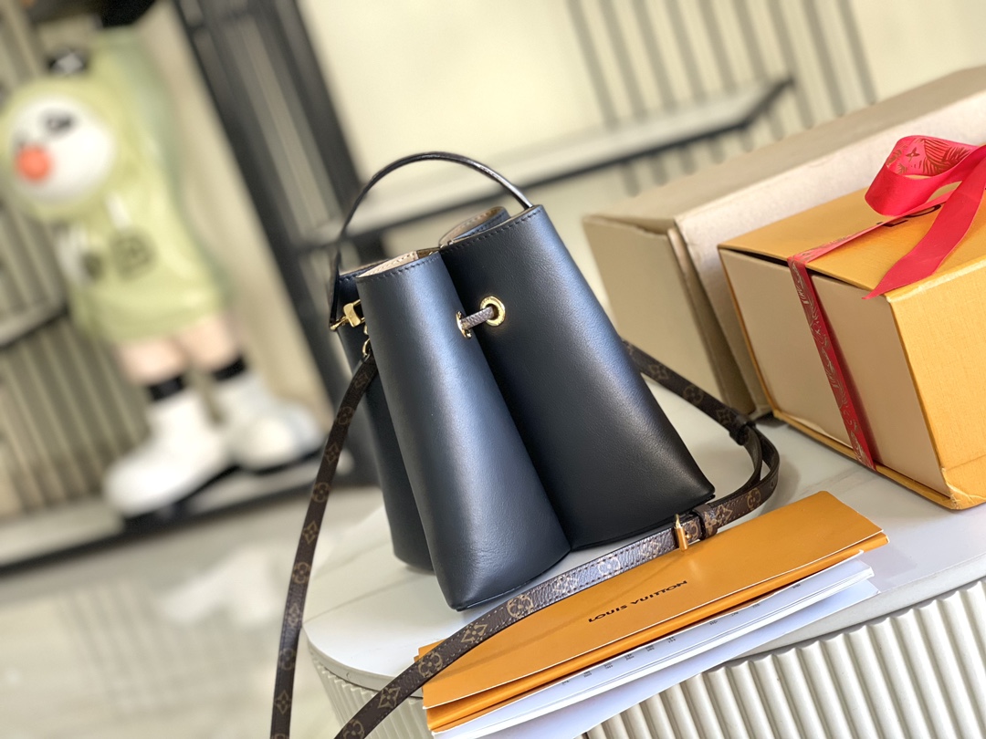 Picture [4]-P1900 LV M13843 four-leaf clover bucket bag Leather is Italy A grade leather is in the quality, hardware, fabrics, handmade, oil edge, A-grade production, the picture is consistent with the product, with a full set of packaging. Size:21x16x21CM-High Faux Bags