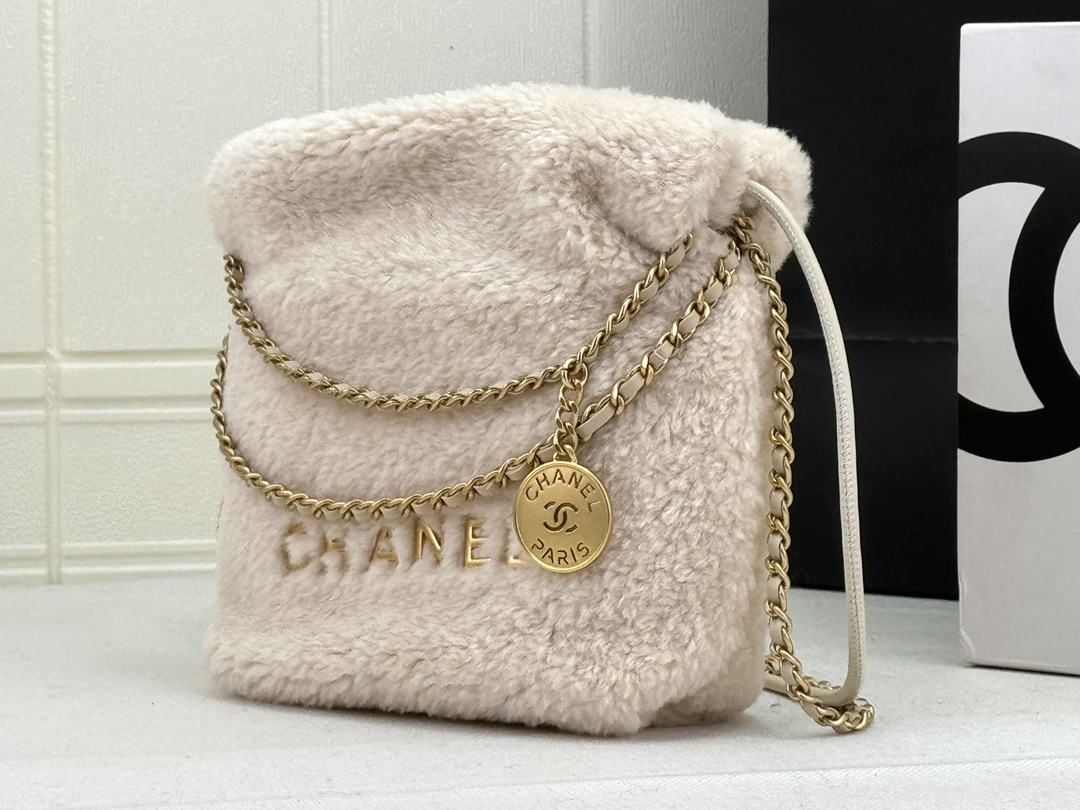 Chanel 24K bag AS3980 winter plush mini Warm and cuddly like a teddy bear, the furry bag will be your best partner in fashion retro Fashion and retro have long been intertwined in existenceUndoubtedly, it's the most popular style in the fashion world.If you are a fashionista, don't miss this must-have item! Size: 20cm