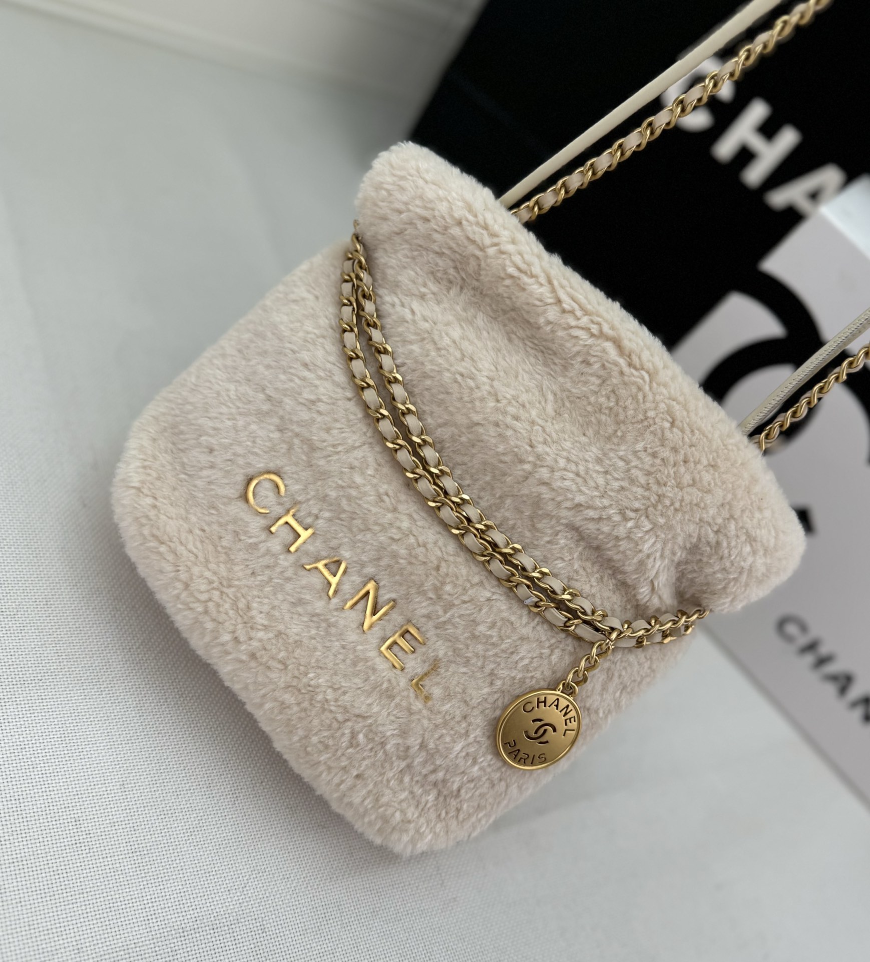 Chanel 24K bag AS3980 winter plush mini Warm and cuddly like a teddy bear, the furry bag will be your best partner in fashion retro Fashion and retro have long been intertwined in existenceUndoubtedly, it's the most popular style in the fashion world.If you are a fashionista, don't miss this must-have item! Size: 20cm