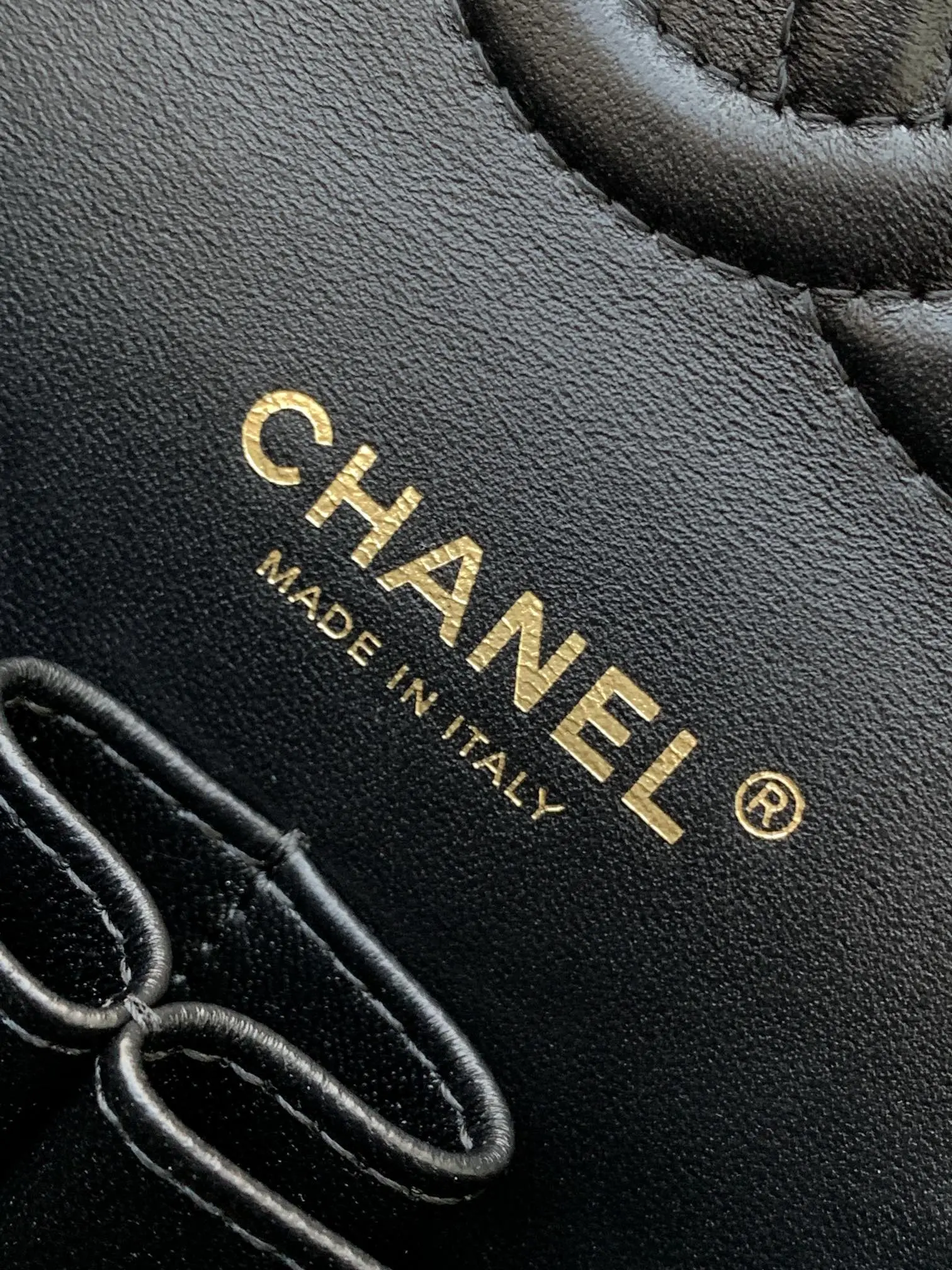 Image [9]-CHANEL noir monogrammé CF25 Plus vous le regardez, plus il devient sophistiqué ! La conception d'impression unique et la forme élégante est également trop capable d'attirer l'attention de la ~ surface du sac noir entièrement imprimé avec le monogramme unique Créer un effet de mode et magnifique Mimi et puis avec les embellissements d'or plus durable la ~ comme ce charme de luxe ! Taille 15.5-25.5-6.5 avec emballage - sacs imitation haut de gamme