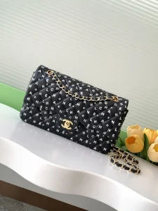 CHANEL Black Monogram Print CF25 Quanto mais se olha para ela, mais requintada se torna! O design de impressão único e a forma elegante também atraem demasiado a atenção da superfície do saco preto cheio de impressões com o monograma único. Cria um efeito elegante e deslumbrante com ornamentos dourados mais duradouros. Tamanho 15,5-25,5-6,5 com embalagem - sacos de imitação de alta qualidade