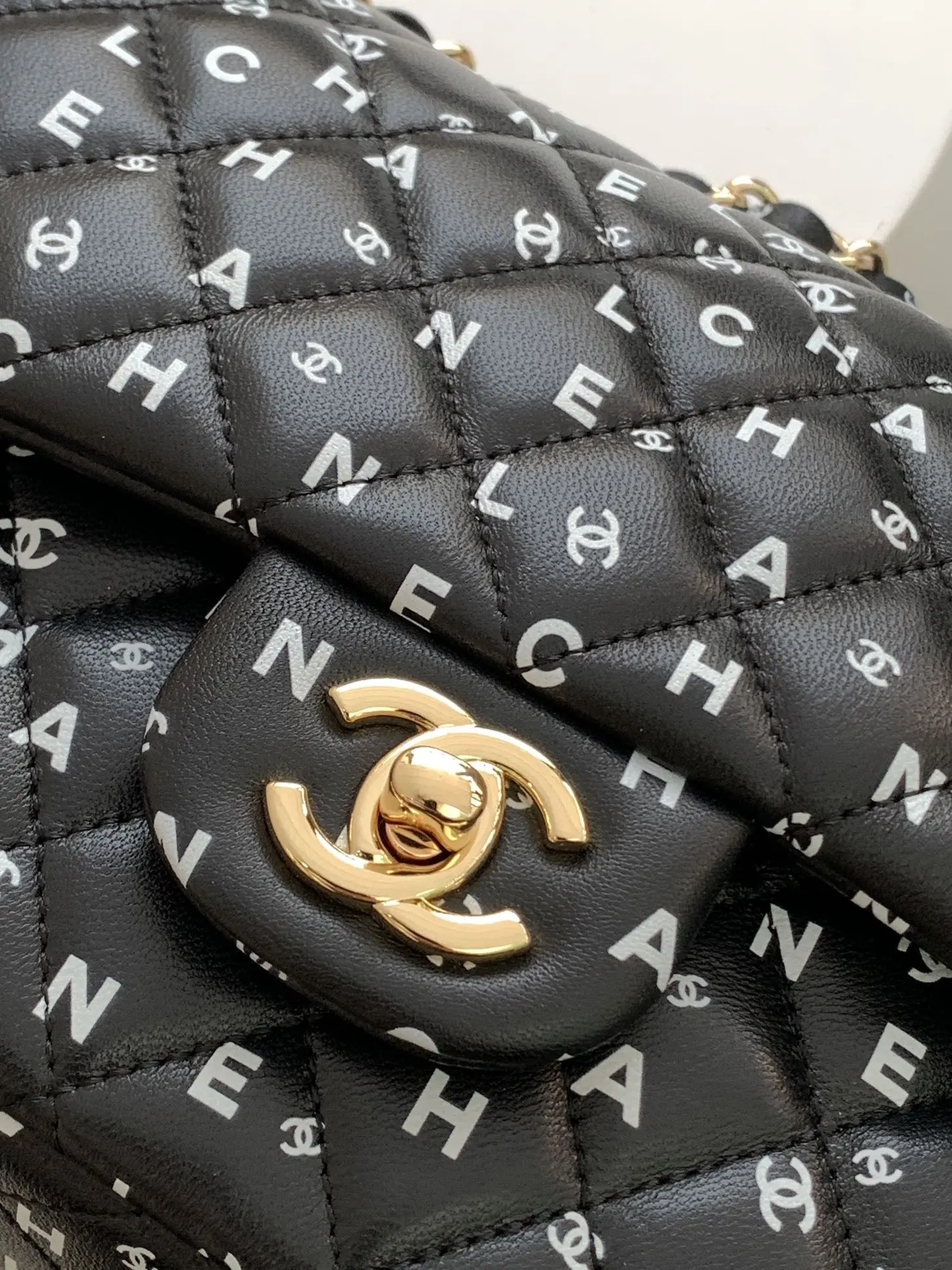 Image [5]-CHANEL noir monogrammé CF25 Plus vous le regardez, plus il devient sophistiqué ! La conception d'impression unique et la forme élégante est également trop capable d'attirer l'attention de l'œil la ~ sac noir surface pleine de l'impression du monogramme unique Créer un effet de mode et magnifique mimi et puis avec les embellissements d'or plus durable la ~ comme ce charme de luxe ! Taille 15.5-25.5-6.5 avec l'emballage-High Faux Bags