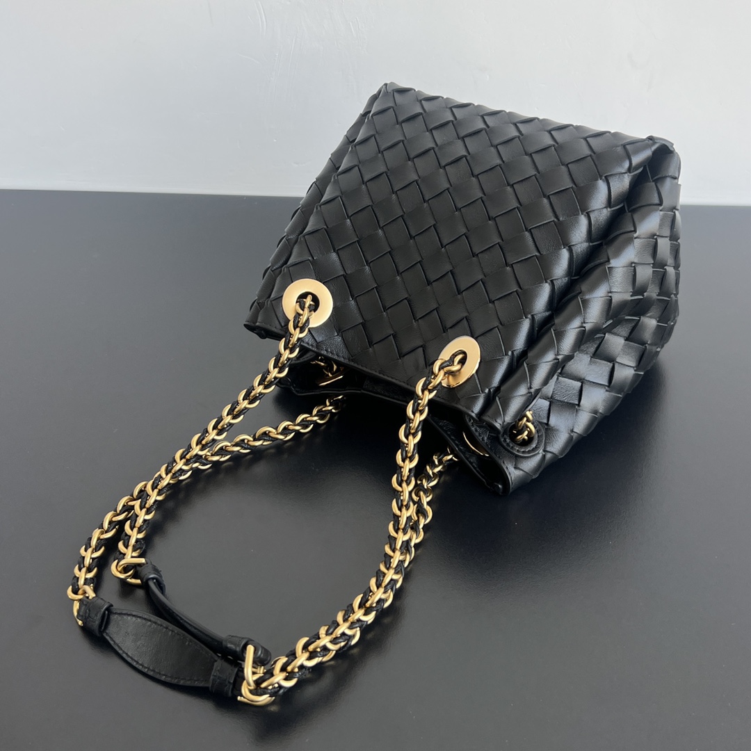 BV early spring chain parachute ⛓️ 817175 shoulder strap from the original leather strips into a chain added another intellectual noble aesthetic 🪂 a whole sheet of sheep leather folded into the shape of a parachute combined with the craftsmen exquisite craftsmanship innovation 😎 seemingly small bag body but can be loaded with a whole daily value and practicality of both a day and night can be a handbag 💕 the key is "great versatility" on the body is super nice Coexisting is a handbag can be used both day and night 👜 the key is "great versatility" on the body on the super good-looking ah 💕!Size: 21X17X16.5cm P2560