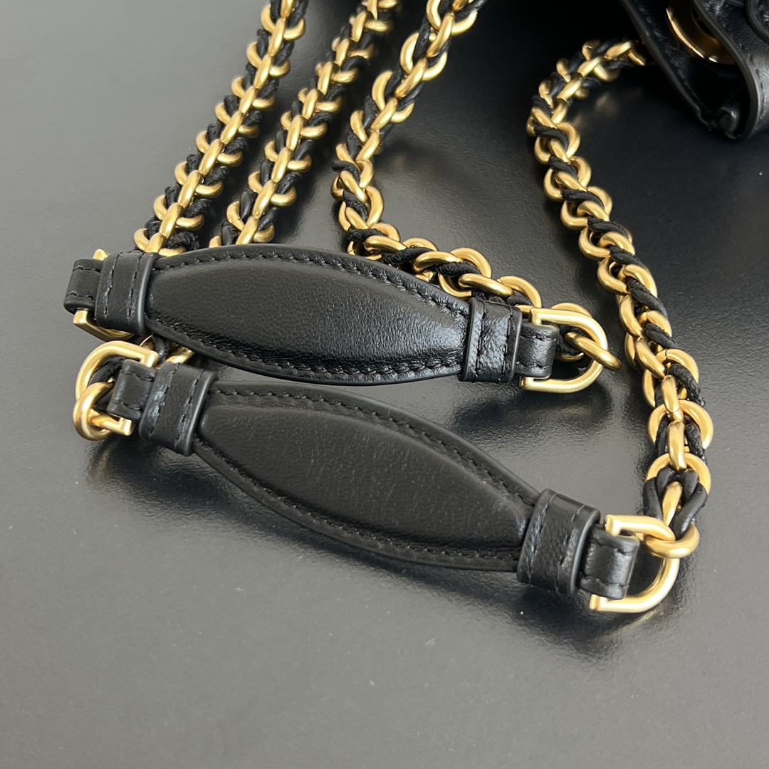 BV early spring chain parachute ⛓️ 817175 shoulder strap from the original leather strips into a chain added another intellectual noble aesthetic 🪂 a whole sheet of sheep leather folded into the shape of a parachute combined with the craftsmen exquisite craftsmanship innovation 😎 seemingly small bag body but can be loaded with a whole daily value and practicality of both a day and night can be a handbag 💕 the key is "great versatility" on the body is super nice Coexisting is a handbag can be used both day and night 👜 the key is "great versatility" on the body on the super good-looking ah 💕!Size: 21X17X16.5cm P2560