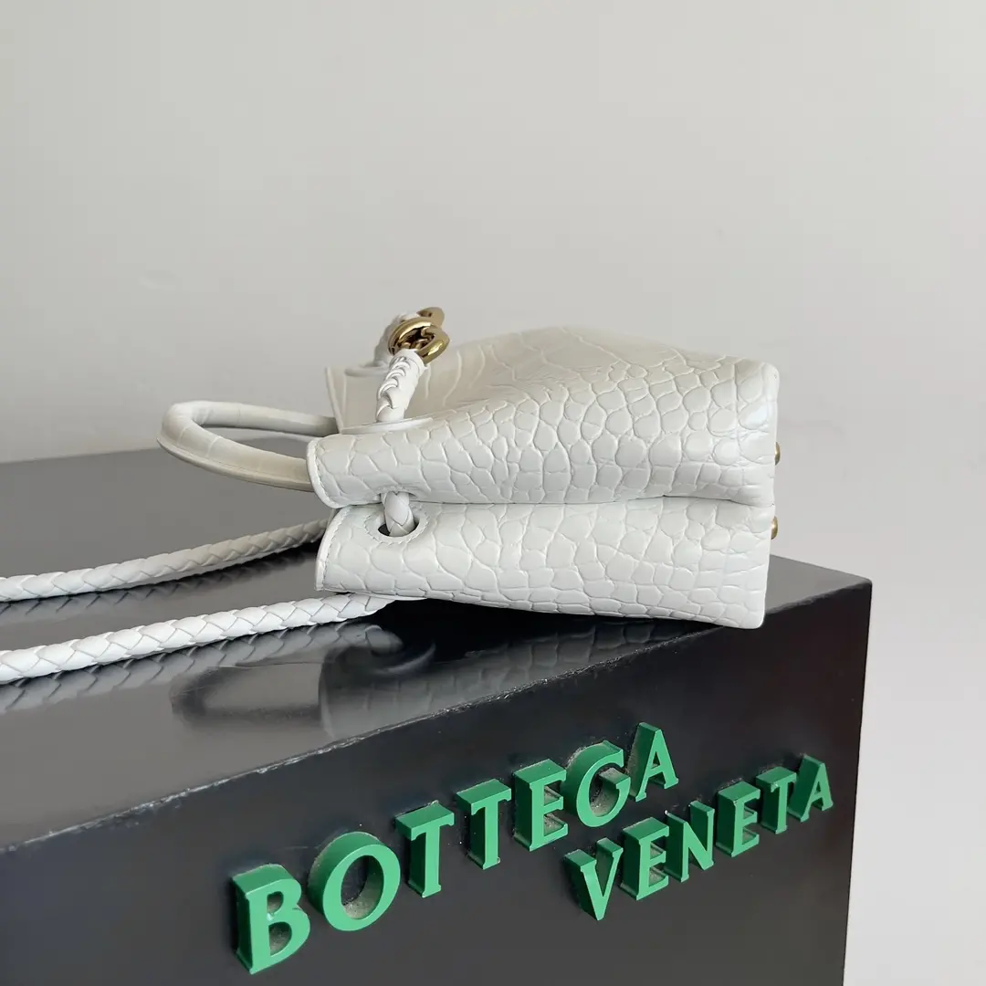 BOTTEGA VENETA nouvelles dames crocodile ANDIAMO la ! Huit boucles comme les modèles classiques de la famille bv chaque fois que l'innovation a apporté aux fans une surprise différente 3 sortes de dos avec un maquillage différent le cuir de crocodile est connu comme l'or dans le cuir au sommet du luxe rare et connu dans l'utilisation du processus de cuir de crocodile l'éclat ne s'estompera pas avec le temps du déclassement, terne peu importe combien de temps dure encore pour toujours et parce que chaque peau de crocodile de chaque sac en peau de crocodile fabriqué à partir d'un effet différent sont Pas le même Modèle No. : 777614 Taille : 22 * 9 * 15.5cm-hauteur imitation usine