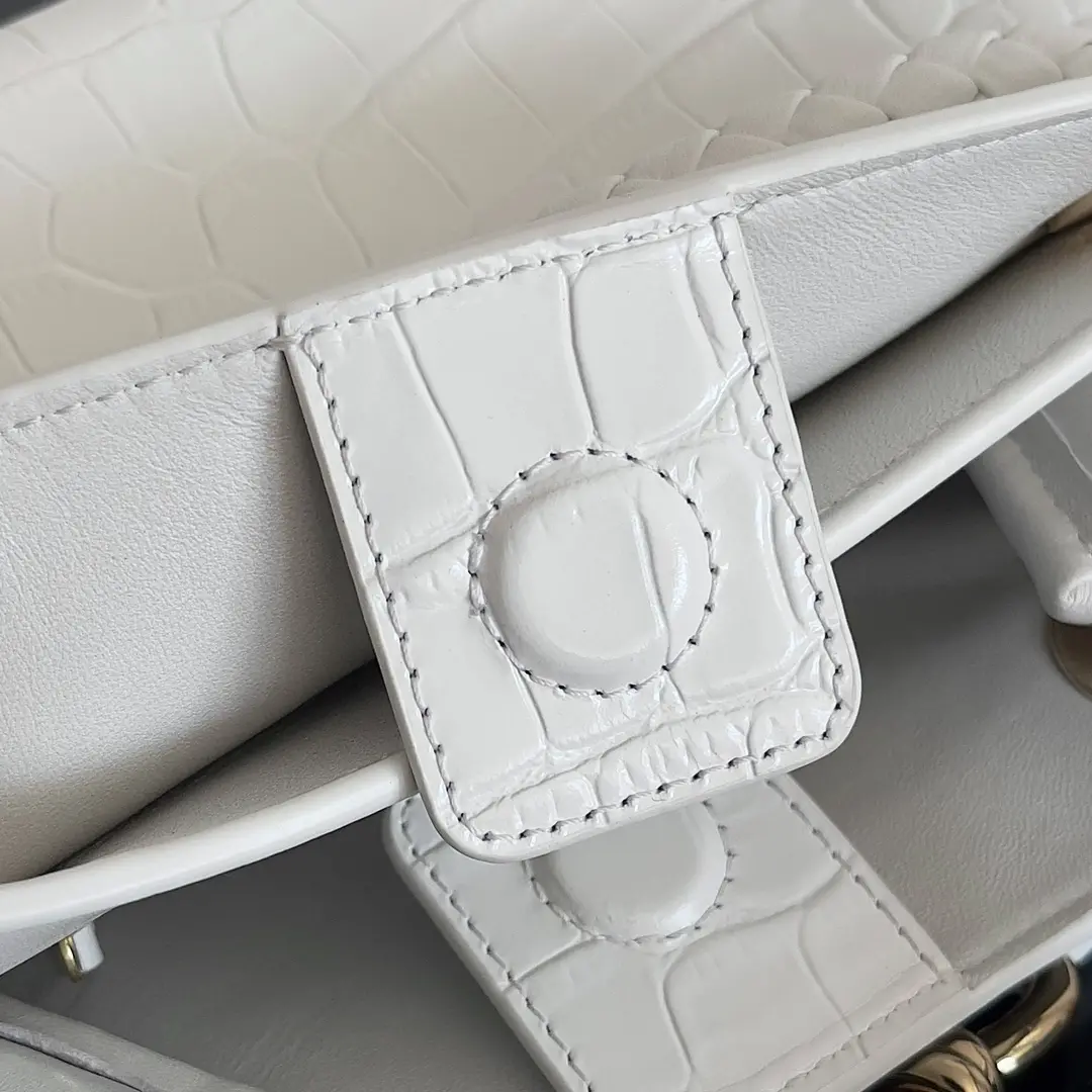 BOTTEGA VENETA nouvelles dames crocodile ANDIAMO la ! Huit boucles comme les modèles classiques de la famille bv chaque fois que l'innovation a apporté aux fans une surprise différente 3 sortes de dos avec un maquillage différent le cuir de crocodile est connu comme l'or dans le cuir au sommet du luxe rare et connu dans l'utilisation du processus de cuir de crocodile l'éclat ne s'estompera pas avec le temps du déclassement, terne peu importe combien de temps dure encore pour toujours et parce que chaque peau de crocodile de chaque sac en peau de crocodile fabriqué à partir d'un effet différent sont Pas le même Modèle No. : 777614 Taille : 22 * 9 * 15.5cm-hauteur imitation usine