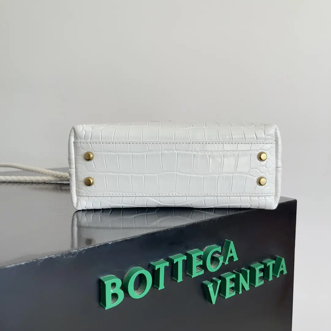 BOTTEGA VENETA nouvelles dames crocodile ANDIAMO la ! Huit boucles comme les modèles classiques de la famille bv chaque fois que l'innovation a apporté aux fans une surprise différente 3 sortes de dos avec un maquillage différent le cuir de crocodile est connu comme l'or dans le cuir au sommet du luxe rare et connu dans l'utilisation du processus de cuir de crocodile l'éclat ne s'estompera pas avec le temps du déclassement, terne peu importe combien de temps dure encore pour toujours et parce que chaque peau de crocodile de chaque sac en peau de crocodile fabriqué à partir d'un effet différent sont Pas le même Modèle No. : 777614 Taille : 22 * 9 * 15.5cm-hauteur imitation usine