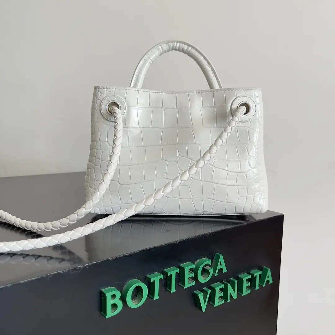 BOTTEGA VENETA nouvelles dames crocodile ANDIAMO la ! Huit boucles comme les modèles classiques de la famille bv chaque fois que l'innovation a apporté aux fans une surprise différente 3 sortes de dos avec un maquillage différent le cuir de crocodile est connu comme l'or dans le cuir au sommet du luxe rare et connu dans l'utilisation du processus de cuir de crocodile l'éclat ne s'estompera pas avec le temps du déclassement, terne peu importe combien de temps dure encore pour toujours et parce que chaque peau de crocodile de chaque sac en peau de crocodile fabriqué à partir d'un effet différent sont Pas le même Modèle No. : 777614 Taille : 22 * 9 * 15.5cm-hauteur imitation usine