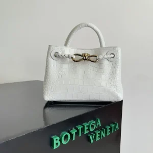 BOTTEGA VENETA new ladies crocodile ANDIAMO la! Eight buckle as bv family's classic models every innovation will bring fans a different surprise 3 kinds of back with different makeup crocodile leather is known as the gold of the leather to the top of the luxury rare and known in the process of using the crocodile leather luster will not fade with the time of the decommissioning, dull no matter how long time is used is still everlasting and because of each crocodile leather is different from the crocodile skin bag made out of the effect of the effect is different! differentModel No.: 777614Size: 22*9*15.5cm