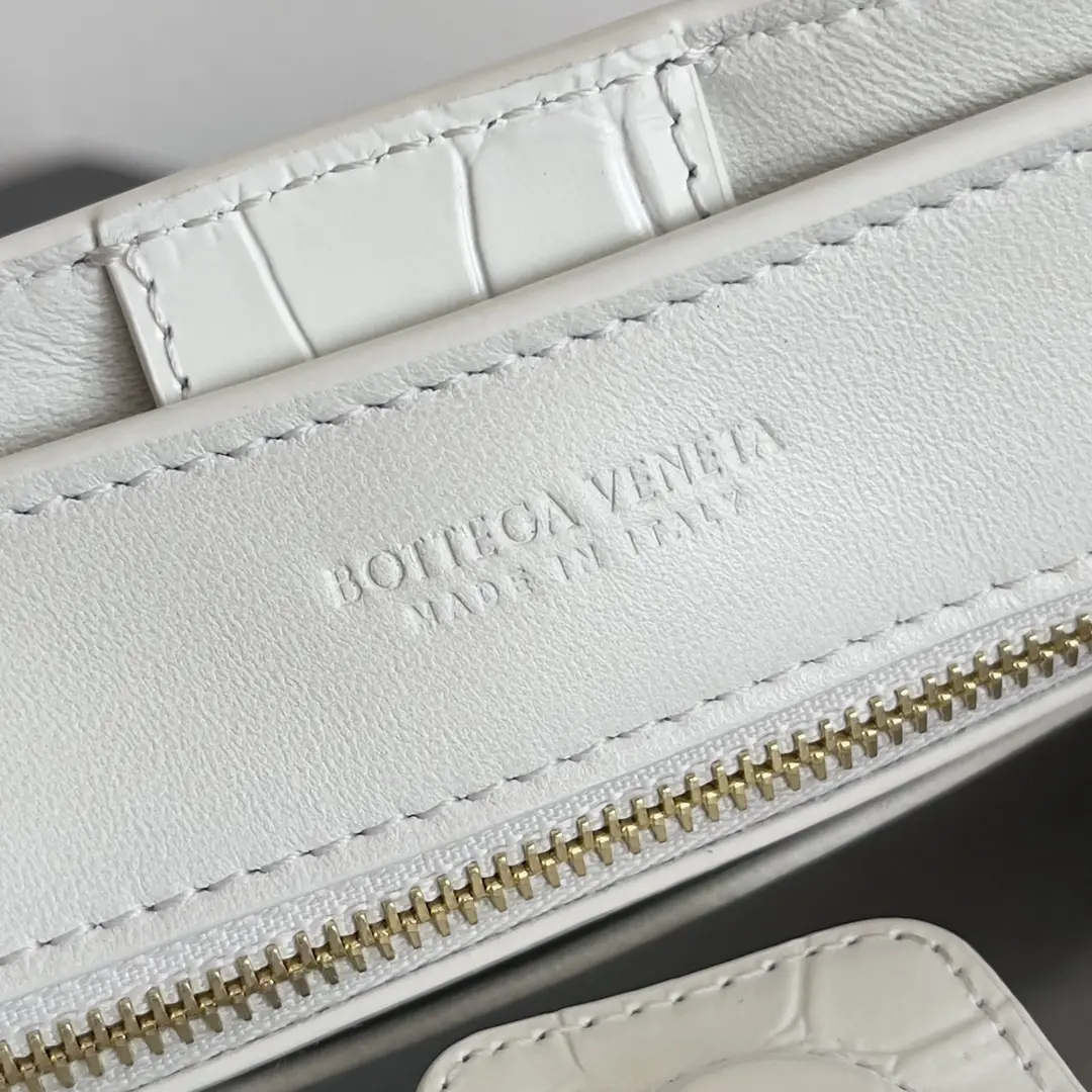 BOTTEGA VENETA nouvelles dames crocodile ANDIAMO la ! Huit boucles comme les modèles classiques de la famille bv chaque fois que l'innovation a apporté aux fans une surprise différente 3 sortes de dos avec un maquillage différent le cuir de crocodile est connu comme l'or dans le cuir au sommet du luxe rare et connu dans l'utilisation du processus de cuir de crocodile l'éclat ne s'estompera pas avec le temps du déclassement, terne peu importe combien de temps dure encore pour toujours et parce que chaque peau de crocodile de chaque sac en peau de crocodile fabriqué à partir d'un effet différent sont Pas le même Modèle No. : 777614 Taille : 22 * 9 * 15.5cm-hauteur imitation usine