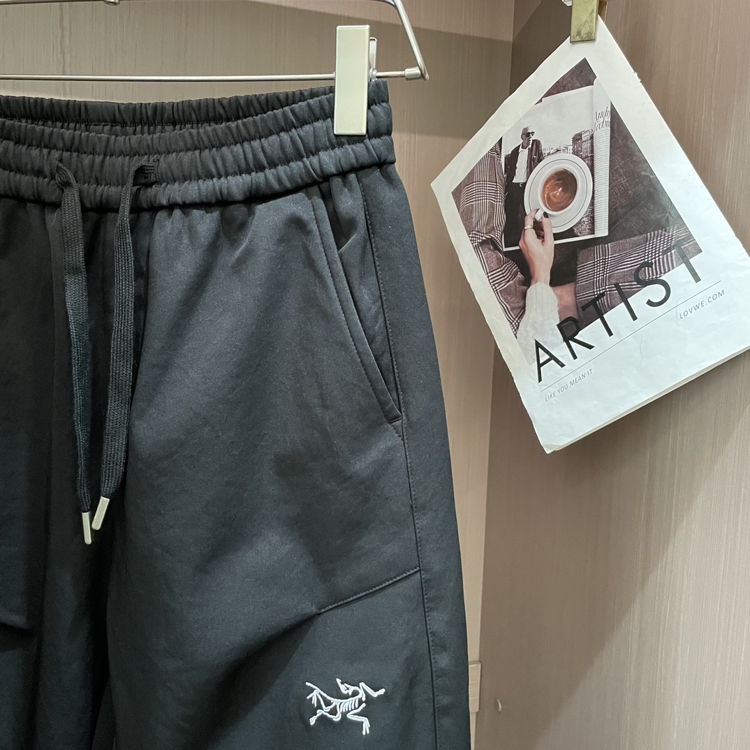 ARC'TERYX（アークテリクス） - 防風性、保温性、透湿性に優れたメンズ・アウトドア用ソフトシェルパンツ！シームレスデザイン高発熱松竹アウトドア機能風3Dスリムカット高精細アウトドア機能生地大暖かい！生地がしっかりしています！破れにくい快適ですメンズソフトシェルパンツ クライミングのDNAに影響を受けた軽量で丈夫なソフトシェルパンツ ハイキングやバックパッキング用のパンツのひとつで、刻々と変化するニーズに対応できる万能パンツ 耐久性に優れたソフトシェル素材は、防風性、防水性、軽い保温性を備えています パッチワークシルエットのストレッチ素材で自由に動けます ☄️サイズ M～3XLP520