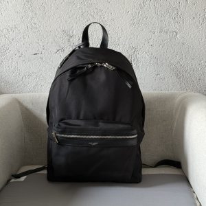 Sac à dos avec poche frontale en cuir imprimée du logo Saint Laurent, poche extérieure ornée du logo Saint Laurent et compartiment zippé avec pochette matelassée - Tissu/Cuir de vacheTaille : 31X41X22 CMCDoublure en toileFermeture à double zipMatériel en oxyde de nickelSangles matelassés ajustablesPoignées avec sangle en cuir détachable et patch métallique gravé du logo Saint LaurentModèle No. : 11219170760-Sac de haute qualité