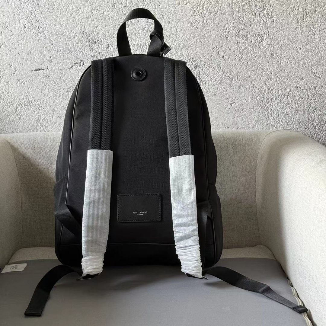 Mochila em pele com bolso exterior com fecho de correr com logótipo Saint Laurent em relevo, compartimento com fecho de correr e bolso forrado - Tamanho: 31X41X22 CMRevestimento em lona - Fecho de correr duplo - Ferragens em óxido de níquelAlças de ombro almofadadas ajustáveisAsas superiores com alças de ombro em pele amovíveis e emblema metálico com logótipo Saint Laurent gravadoBolso exterior traseiroModelo n.º: 11319170800 - Malas de alta qualidade