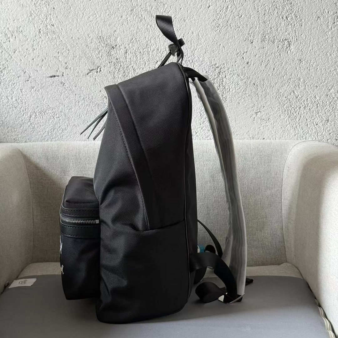 Mochila em pele com bolso exterior com fecho de correr com logótipo Saint Laurent em relevo, compartimento com fecho de correr e bolso forrado - Tamanho: 31X41X22 CMRevestimento em lona - Fecho de correr duplo - Ferragens em óxido de níquelAlças de ombro almofadadas ajustáveisAsas superiores com alças de ombro em pele amovíveis e emblema metálico com logótipo Saint Laurent gravadoBolso exterior traseiroModelo n.º: 11319170800 - Malas de alta qualidade