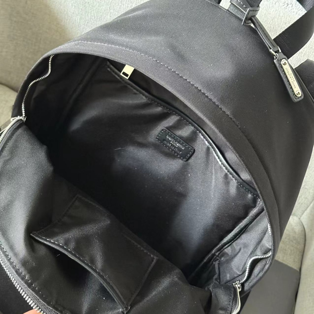 Mochila em pele com bolso exterior com fecho de correr com logótipo Saint Laurent em relevo, compartimento com fecho de correr e bolso forrado - Tamanho: 31X41X22 CMRevestimento em lona - Fecho de correr duplo - Ferragens em óxido de níquelAlças de ombro almofadadas ajustáveisAsas superiores com alças de ombro em pele amovíveis e emblema metálico com logótipo Saint Laurent gravadoBolso exterior traseiroModelo n.º: 11319170800 - Malas de alta qualidade