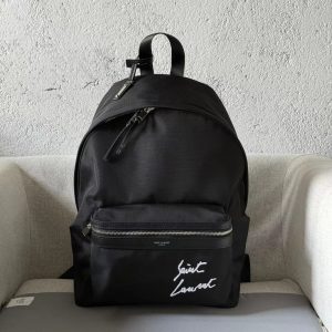 Sac à dos en cuir avec logo Saint Laurent embossé, poche extérieure zippée, compartiment zippé et poche passepoilée doublée-Taille : 31X41X22 CM doublure en toile - fermeture à double glissière - accessoires en oxyde de nickelBandoulière réglable et rembourréePoignée supérieure avec bandoulière amovible en cuir et écusson métallique gravé du logo Saint Laurent -Poche extérieure fendue à l'arrièreNuméro de modèle 11319170800