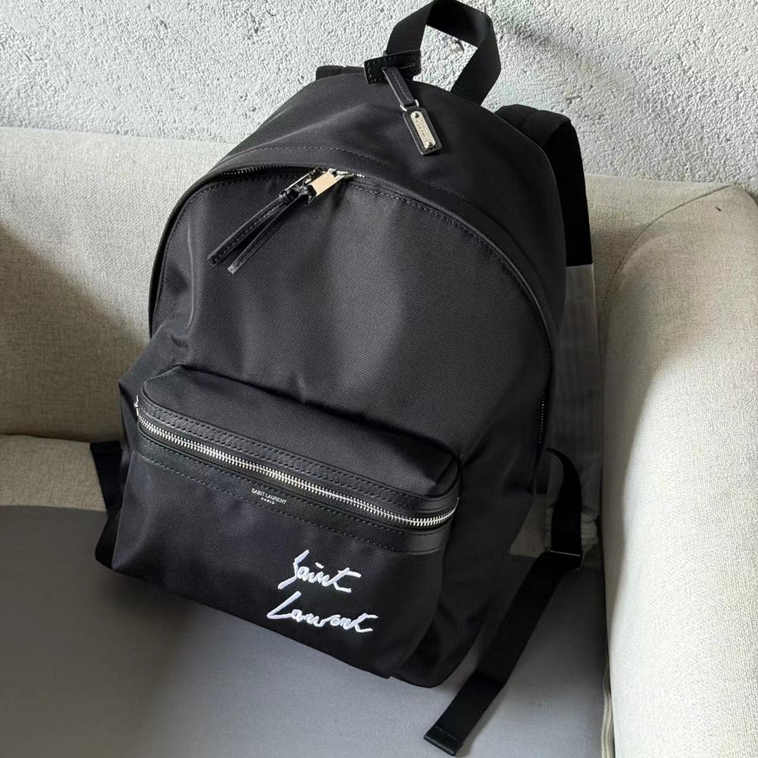 Mochila em pele com bolso exterior com fecho de correr com logótipo Saint Laurent em relevo, compartimento com fecho de correr e bolso forrado - Tamanho: 31X41X22 CMRevestimento em lona - Fecho de correr duplo - Ferragens em óxido de níquelAlças de ombro almofadadas ajustáveisAsas superiores com alças de ombro em pele amovíveis e emblema metálico com logótipo Saint Laurent gravadoBolso exterior traseiroModelo n.º: 11319170800 - Malas de alta qualidade