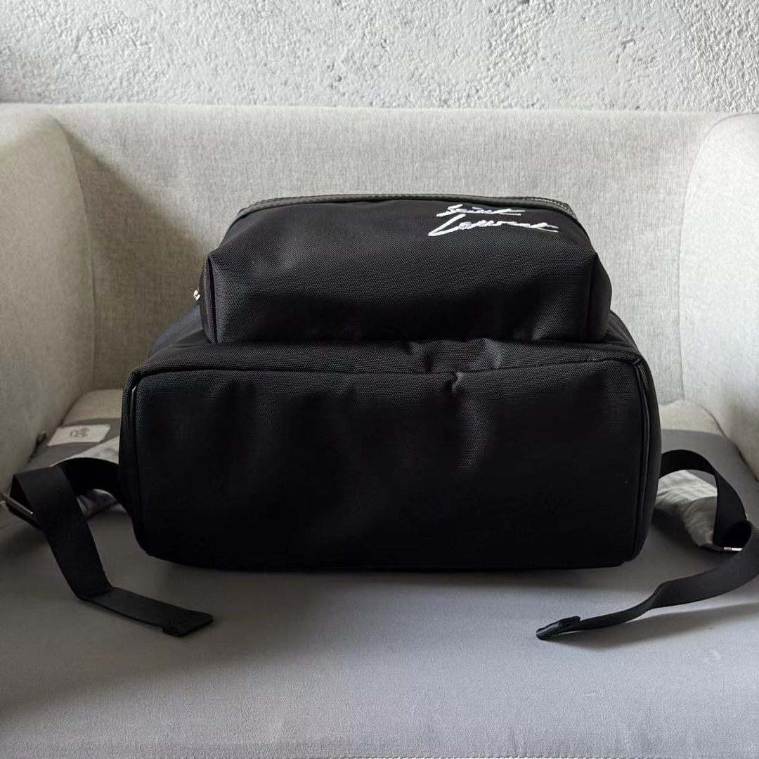 Mochila em pele com bolso exterior com fecho de correr com logótipo Saint Laurent em relevo, compartimento com fecho de correr e bolso forrado - Tamanho: 31X41X22 CMRevestimento em lona - Fecho de correr duplo - Ferragens em óxido de níquelAlças de ombro almofadadas ajustáveisAsas superiores com alças de ombro em pele amovíveis e emblema metálico com logótipo Saint Laurent gravadoBolso exterior traseiroModelo n.º: 11319170800 - Malas de alta qualidade