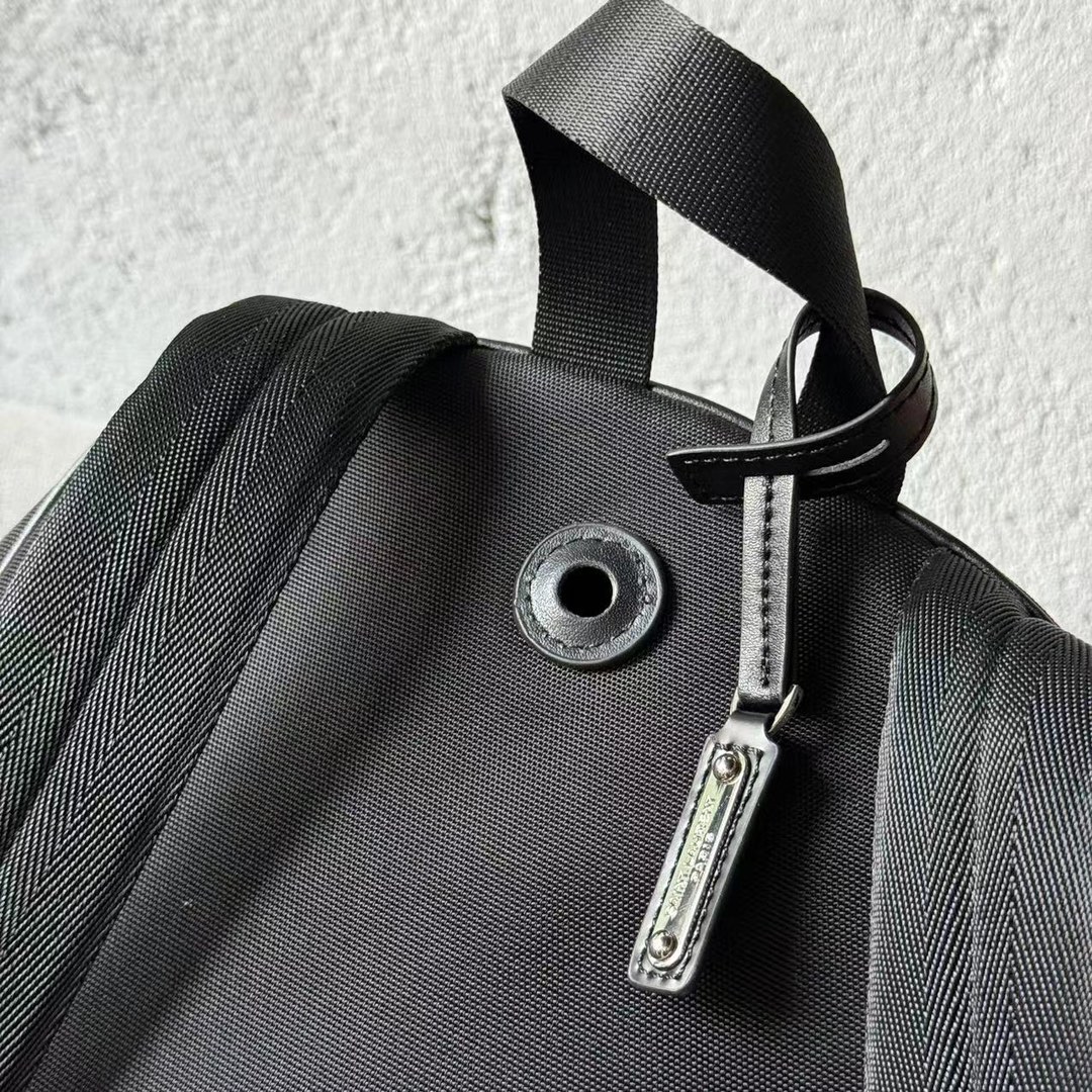 Mochila em pele com bolso exterior com fecho de correr com logótipo Saint Laurent em relevo, compartimento com fecho de correr e bolso forrado - Tamanho: 31X41X22 CMRevestimento em lona - Fecho de correr duplo - Ferragens em óxido de níquelAlças de ombro almofadadas ajustáveisAsas superiores com alças de ombro em pele amovíveis e emblema metálico com logótipo Saint Laurent gravadoBolso exterior traseiroModelo n.º: 11319170800 - Malas de alta qualidade