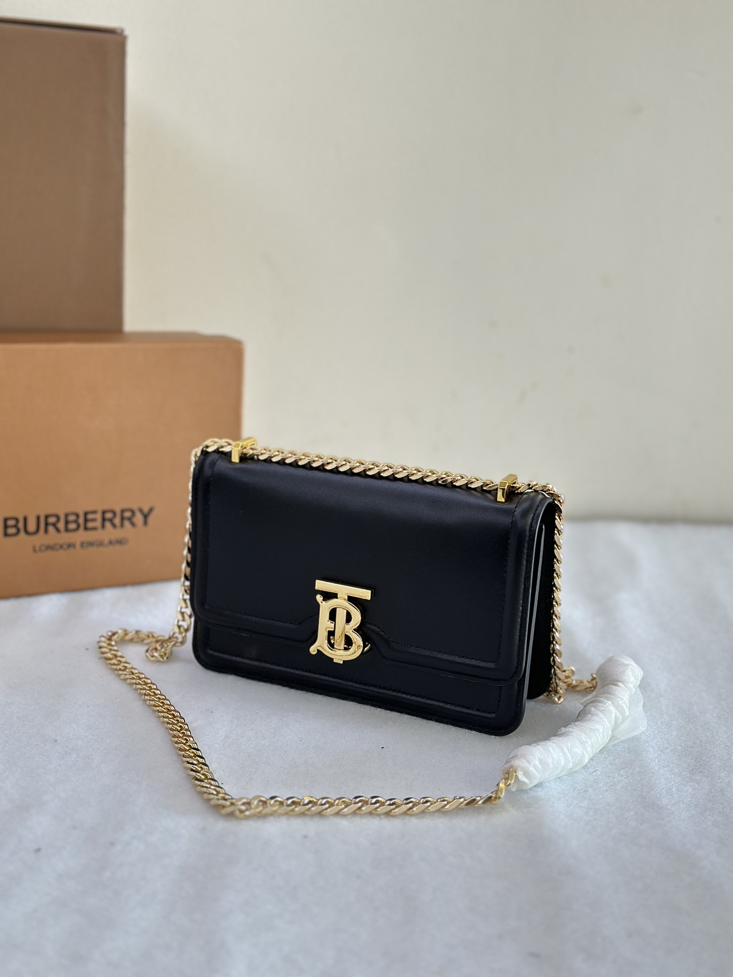 A mini "TB Logo Clasp Bag" mais versátil da Burberry é fabricada em pele curtida italiana com um fecho embelezado com o logótipo inspirado em Thomas Burberry e pode ser usada ao ombro, pendurada ou transformada numa clutch! Tamanho: 20/6/12,5 cm - sacos de alta qualidade