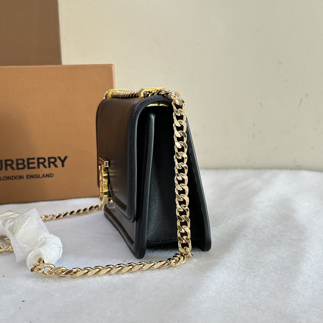 Le mini sac à fermeture à logo TB, le plus polyvalent de Burberry, est confectionné en cuir tanné italien et doté d'un fermoir orné du logo inspiré de Thomas Burberry. Il se porte à l'épaule, en bandoulière ou se transforme en pochette ! Taille : 20/6/12.5cm.