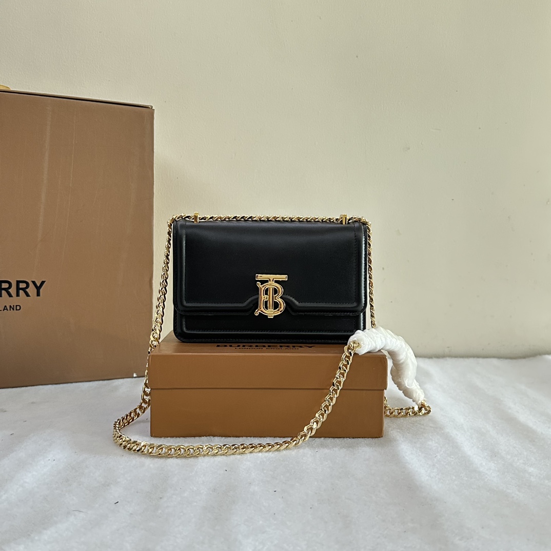 El minibolso más versátil de Burberry, el "TB Logo Closure Bag", está confeccionado en piel curtida italiana con un cierre adornado con el logotipo inspirado en Thomas Burberry y puede llevarse al hombro, colgado o ¡transformarse en un clutch! Tamaño: 20/6/12,5 cm.