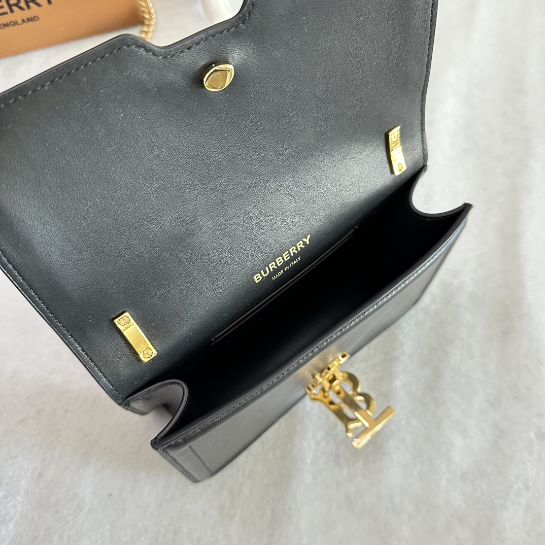 El minibolso más versátil de Burberry, el "TB Logo Closure Bag", está confeccionado en piel curtida italiana con un cierre adornado con el logotipo inspirado en Thomas Burberry y puede llevarse al hombro, colgado o ¡transformarse en un clutch! Tamaño: 20/6/12,5 cm.