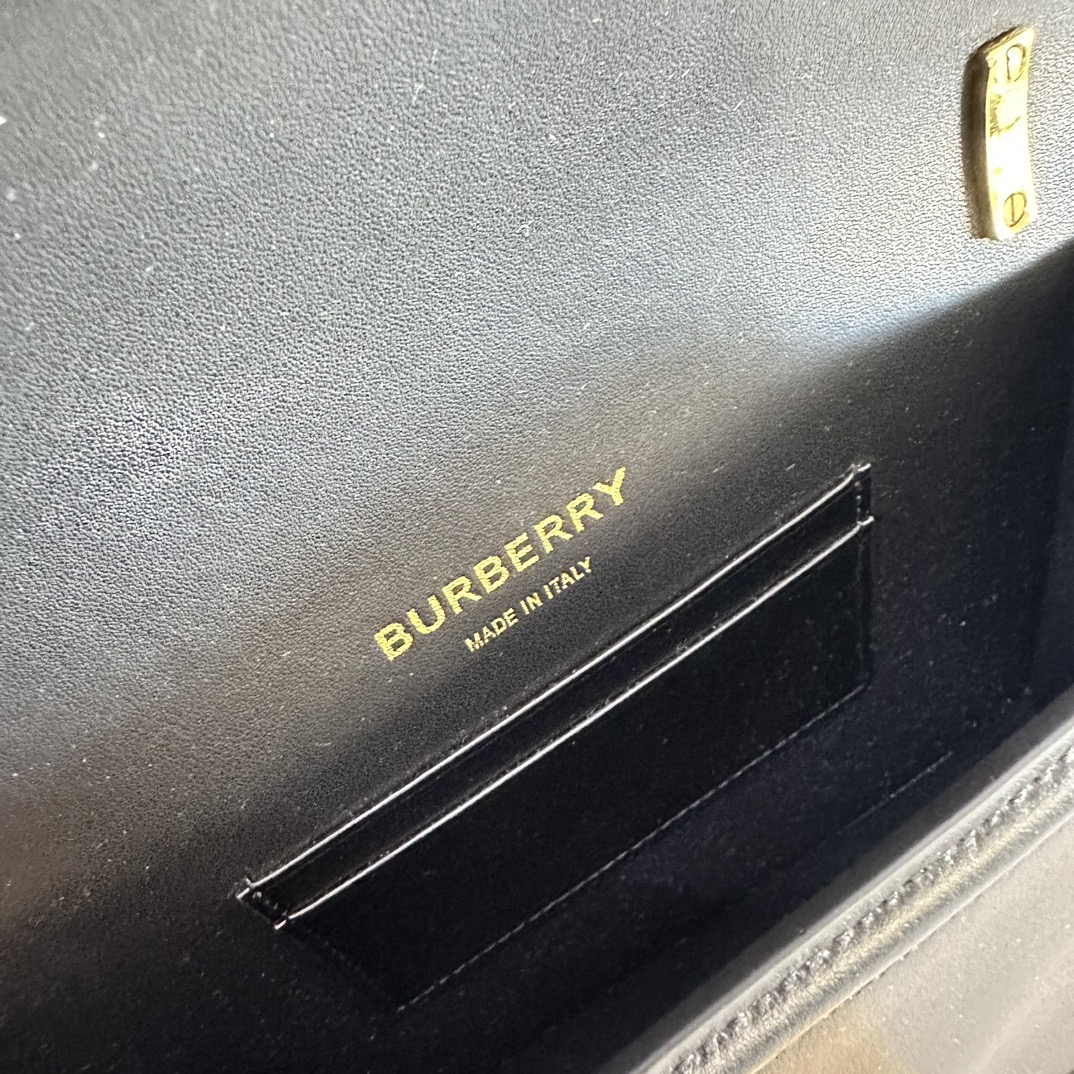 Le mini sac à fermeture à logo TB, le plus polyvalent de Burberry, est confectionné en cuir tanné italien et doté d'un fermoir orné du logo inspiré de Thomas Burberry. Il se porte à l'épaule, en bandoulière ou se transforme en pochette ! Taille : 20/6/12.5cm.