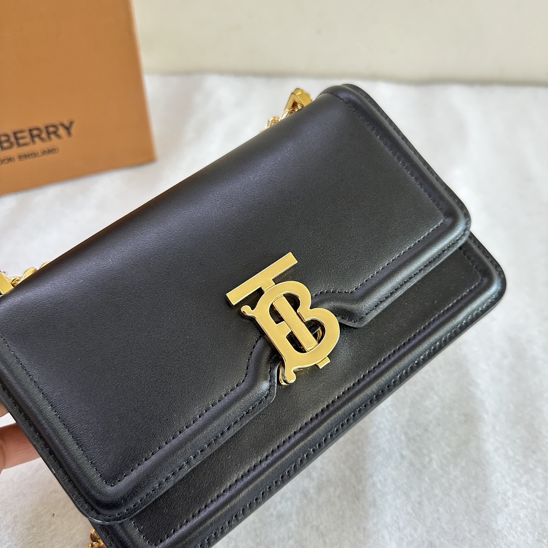 El minibolso más versátil de Burberry, el "TB Logo Closure Bag", está confeccionado en piel curtida italiana con un cierre adornado con el logotipo inspirado en Thomas Burberry y puede llevarse al hombro, colgado o ¡transformarse en un clutch! Tamaño: 20/6/12,5 cm.