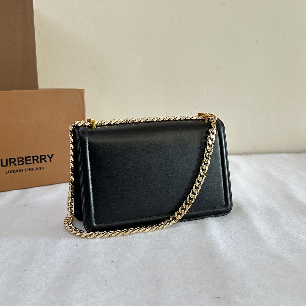 Le mini sac à fermeture à logo TB, le plus polyvalent de Burberry, est confectionné en cuir tanné italien et doté d'un fermoir orné du logo inspiré de Thomas Burberry. Il se porte à l'épaule, en bandoulière ou se transforme en pochette ! Taille : 20/6/12.5cm.