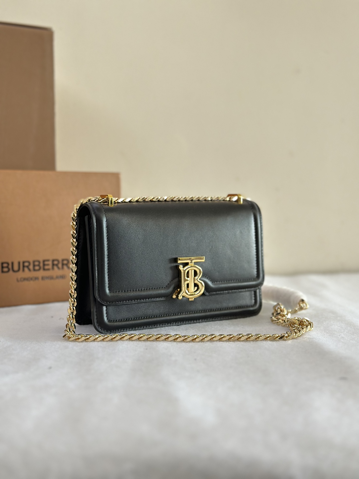 A mini "TB Logo Clasp Bag" mais versátil da Burberry é fabricada em pele curtida italiana com um fecho embelezado com o logótipo inspirado em Thomas Burberry e pode ser usada ao ombro, pendurada ou transformada numa clutch! Tamanho: 20/6/12,5 cm - sacos de alta qualidade