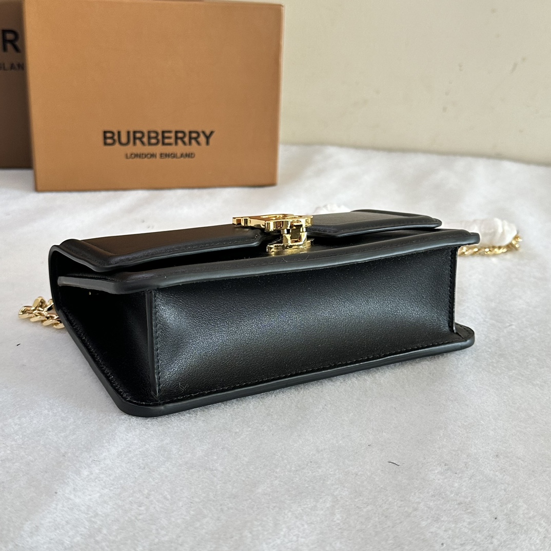 Le mini sac à fermeture à logo TB, le plus polyvalent de Burberry, est confectionné en cuir tanné italien et doté d'un fermoir orné du logo inspiré de Thomas Burberry. Il se porte à l'épaule, en bandoulière ou se transforme en pochette ! Taille : 20/6/12.5cm.