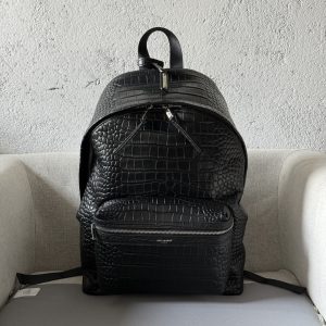 Image [1]-Sac à dos en cuir avec logo Saint Laurent embossé et poche extérieure zippée-Cuir de vachette/tissuTaille : 31X41X22 CMASangle de serrage réglable avec double fermeture zippéeQuincaillerie en oxyde de nickelSangles rembourrées réglablesPoignée avec sangle détachable et logo Saint LaurentPatch métallique gravéModèle No. 115191701300-Sacs de haute qualité