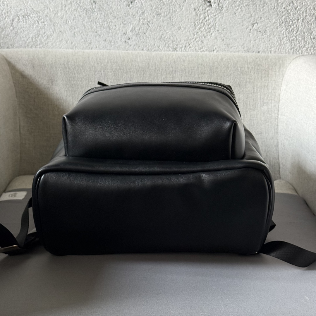 Image [1]-Sac à dos en cuir avec logo Saint Laurent embossé et poche extérieure zippée-Cuir de vachette/tissuTaille : 31X41X22 CMASangle de serrage réglable avec double fermeture zippéeQuincaillerie en oxyde de nickelSangles rembourrées réglablesPoignée avec sangle détachable et logo Saint LaurentPatch métallique gravéModèle No. 115191701300-Sacs de haute qualité