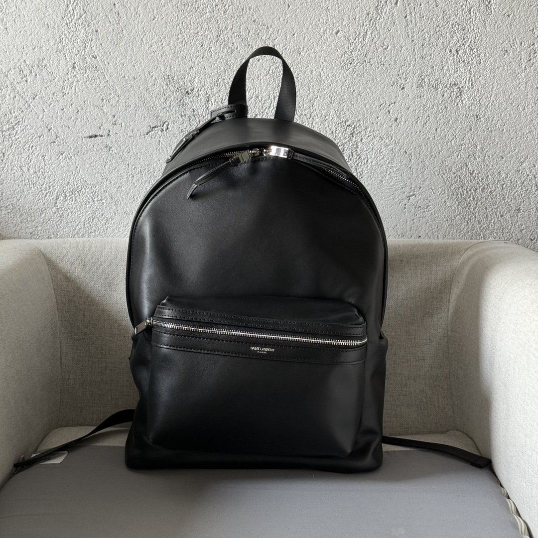 Image [1]-Sac à dos en cuir avec logo Saint Laurent embossé et poche extérieure zippée-Cuir de vachette/tissuTaille : 31X41X22 CMASangle de serrage réglable avec double fermeture zippéeQuincaillerie en oxyde de nickelSangles rembourrées réglablesPoignée avec sangle détachable et logo Saint LaurentPatch métallique gravéModèle No. 115191701300-Sacs de haute qualité