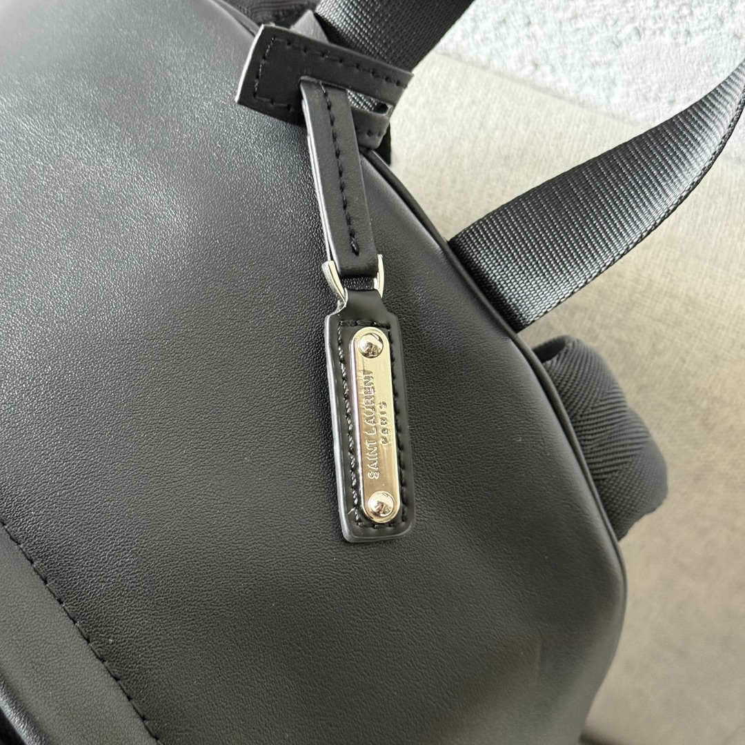 Image [1]-Sac à dos en cuir avec logo Saint Laurent embossé et poche extérieure zippée-Cuir de vachette/tissuTaille : 31X41X22 CMASangle de serrage réglable avec double fermeture zippéeQuincaillerie en oxyde de nickelSangles rembourrées réglablesPoignée avec sangle détachable et logo Saint LaurentPatch métallique gravéModèle No. 115191701300-Sacs de haute qualité