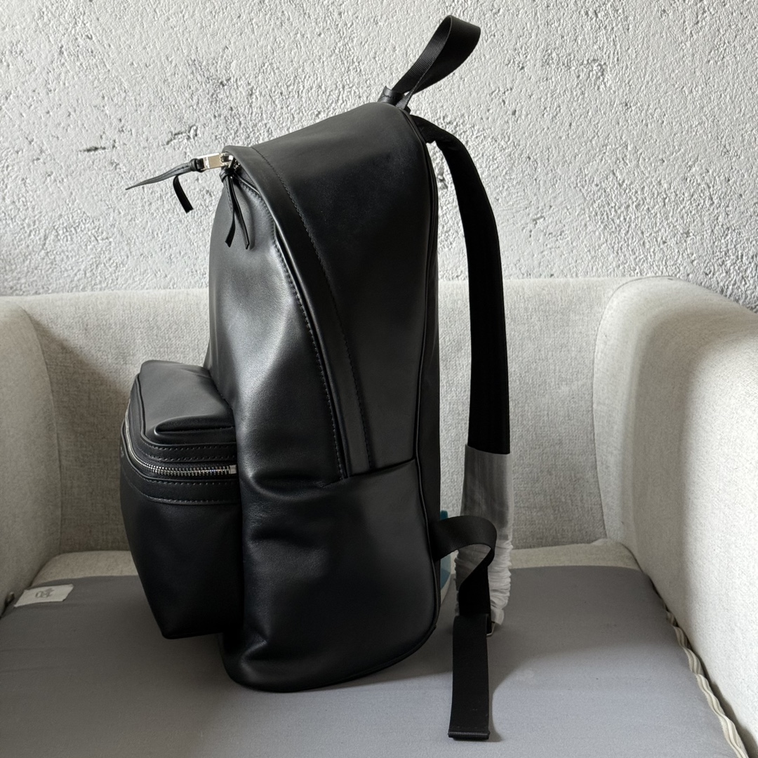 Image [1]-Sac à dos en cuir avec logo Saint Laurent embossé et poche extérieure zippée-Cuir de vachette/tissuTaille : 31X41X22 CMASangle de serrage réglable avec double fermeture zippéeQuincaillerie en oxyde de nickelSangles rembourrées réglablesPoignée avec sangle détachable et logo Saint LaurentPatch métallique gravéModèle No. 115191701300-Sacs de haute qualité