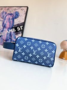 P720 M83112 NEW BLUE SILK PRINT モンクレログラム・キャンバスを使用した、コンテンポラリーなトレンドとエレガンスが融合したトイレタリーバッグ「ロッカー・ドッピ・キット」。 コンパクトなフォルムながら、必需品をたっぷり収納できます。 洗えるライニングと調節可能なサイドハンドルで、持ち運びも簡単です。