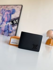 P300 M69829 Carteira LV Aerogram Multiple Wallet Cinzenta Uma nova abordagem a um design clássico, o trabalho artesanal confere à pele de vaca uma textura rica e granulada e as letras LV metálicas marcam a identidade da marca, tornando-a fácil de usar com a coleção de malas de mão LV Aerogram Dimensões: 11,5 x 9 x 1,5 cm