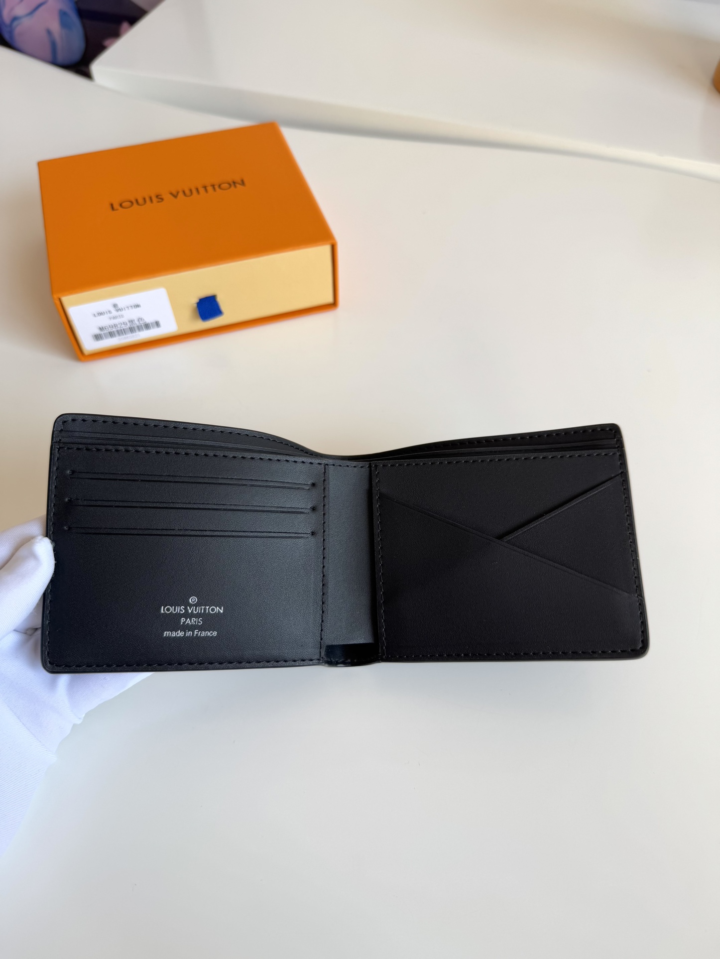 P300 M69829 Carteira LV Aerogram Multiple Wallet Cinzenta Uma nova abordagem a um design clássico, o trabalho artesanal confere à pele de vaca uma textura rica e granulada e as letras LV metálicas marcam a identidade da marca, tornando-a fácil de usar com a coleção de malas de mão LV Aerogram Dimensões: 11,5 x 9 x 1,5 cm