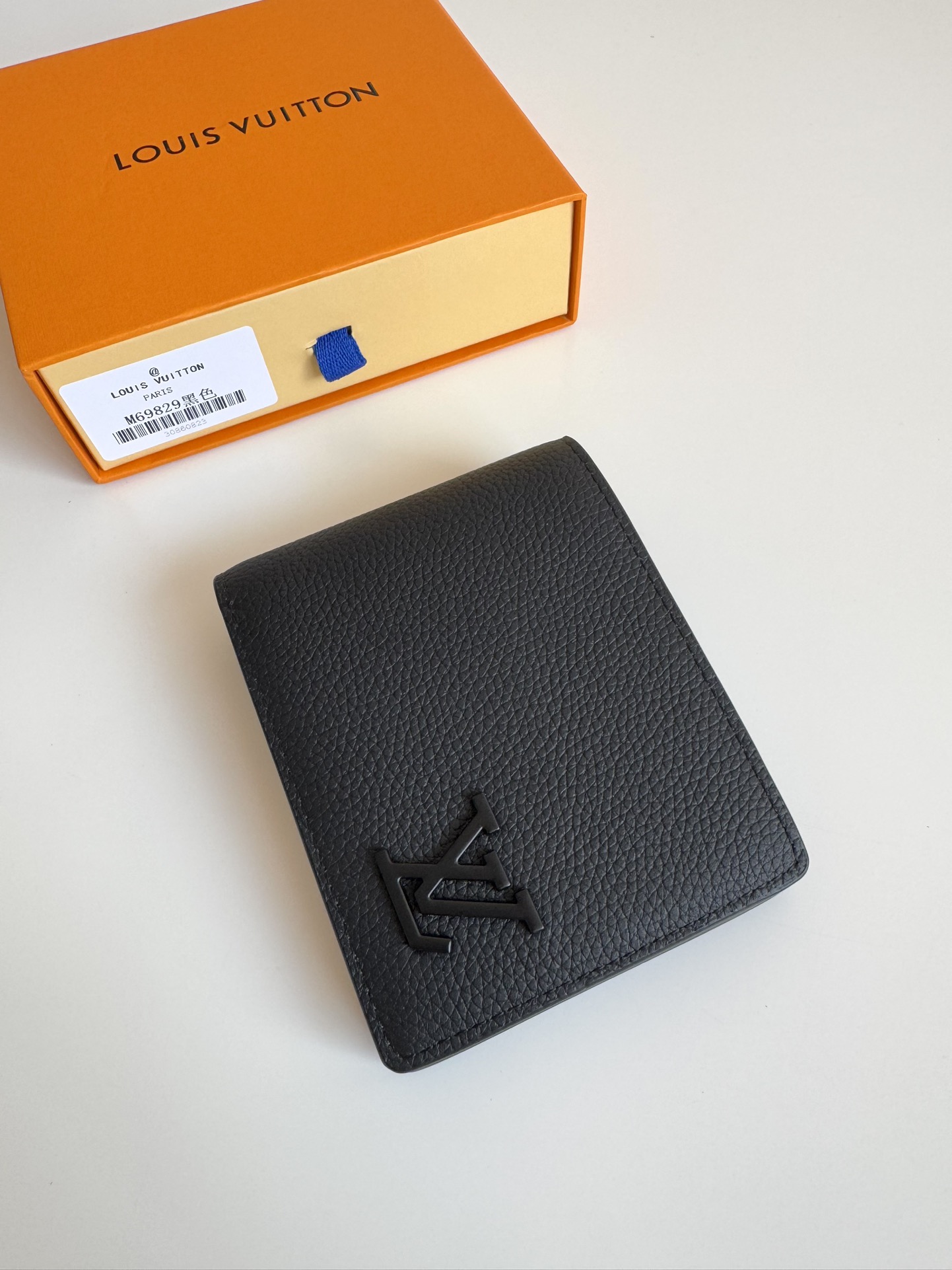 P300 M69829 Carteira LV Aerogram Multiple Wallet Cinzenta Uma nova abordagem a um design clássico, o trabalho artesanal confere à pele de vaca uma textura rica e granulada e as letras LV metálicas marcam a identidade da marca, tornando-a fácil de usar com a coleção de malas de mão LV Aerogram Dimensões: 11,5 x 9 x 1,5 cm