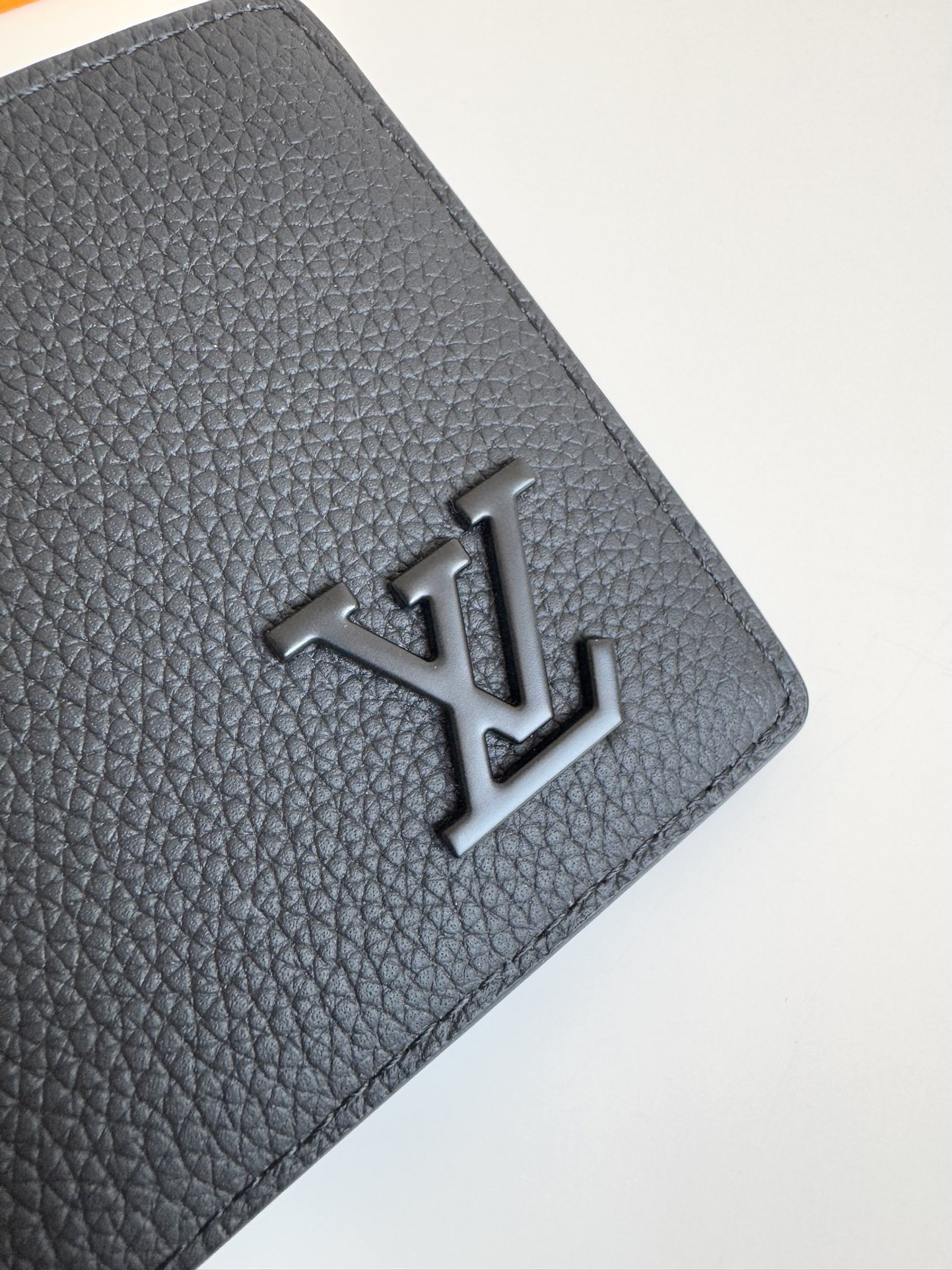 P300 M69829 Gray LV Aerogram Multiple Wallet A fresh take on a classic design, the craftsmanship gives the cowhide leather a richly grained texture Metal LV letters mark the brand's identity and can be easily worn with the LV Aerogram collection of handbags Dimensions: 11.5 x 9 x 1.5 cm.