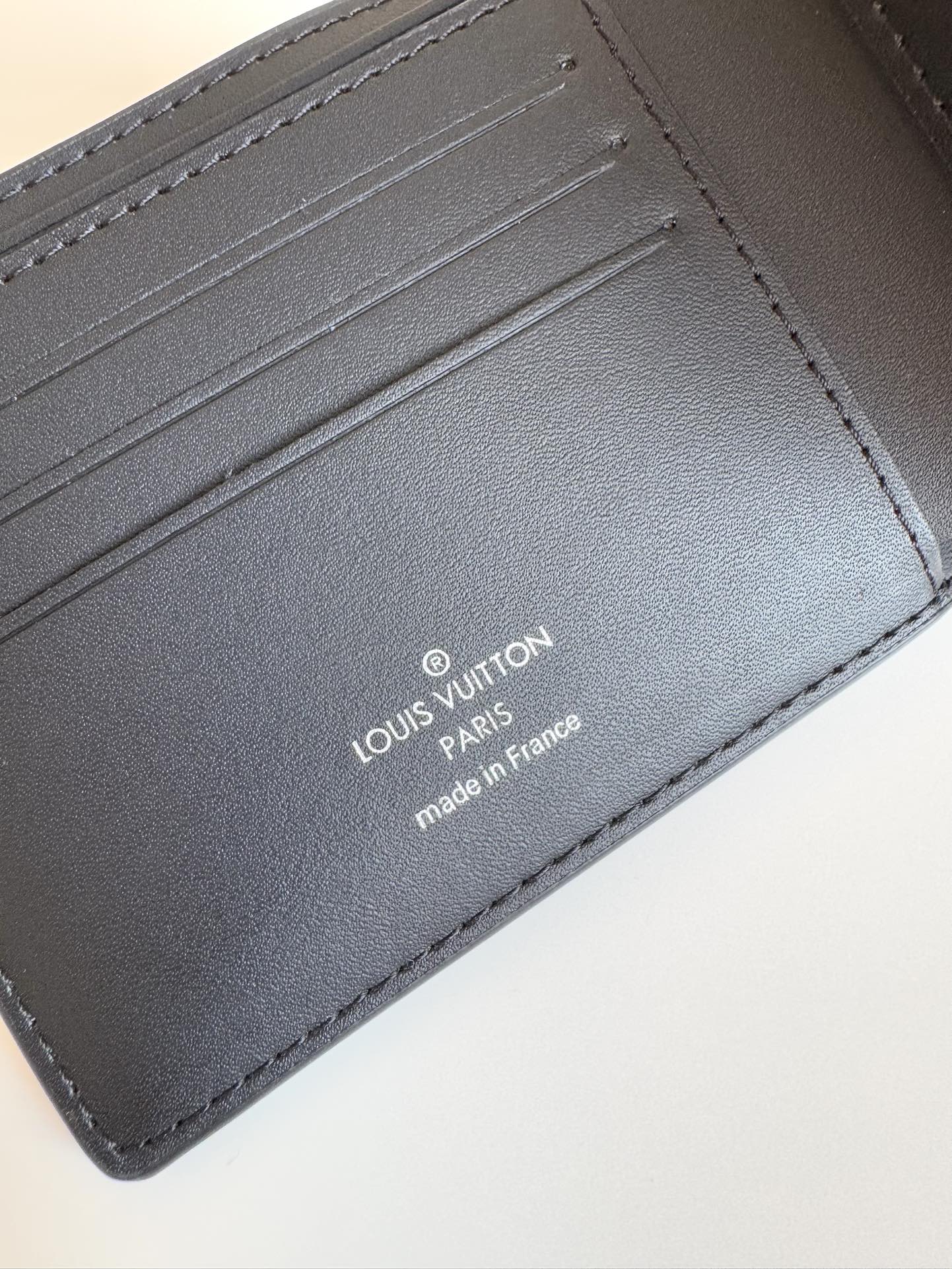 P300 M69829 Gray LV Aerogram Multiple Wallet A fresh take on a classic design, the craftsmanship gives the cowhide leather a richly grained texture Metal LV letters mark the brand's identity and can be easily worn with the LV Aerogram collection of handbags Dimensions: 11.5 x 9 x 1.5 cm.