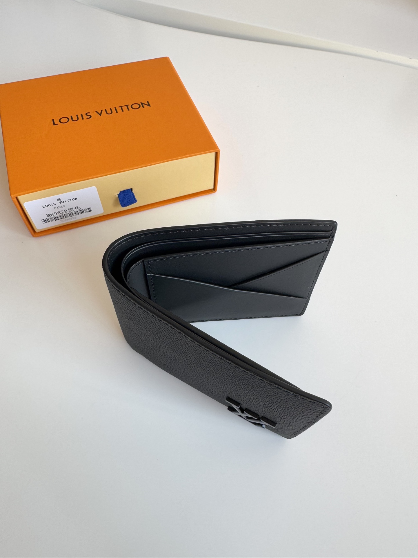 P300 M69829 Carteira LV Aerogram Multiple Wallet Cinzenta Uma nova abordagem a um design clássico, o trabalho artesanal confere à pele de vaca uma textura rica e granulada e as letras LV metálicas marcam a identidade da marca, tornando-a fácil de usar com a coleção de malas de mão LV Aerogram Dimensões: 11,5 x 9 x 1,5 cm