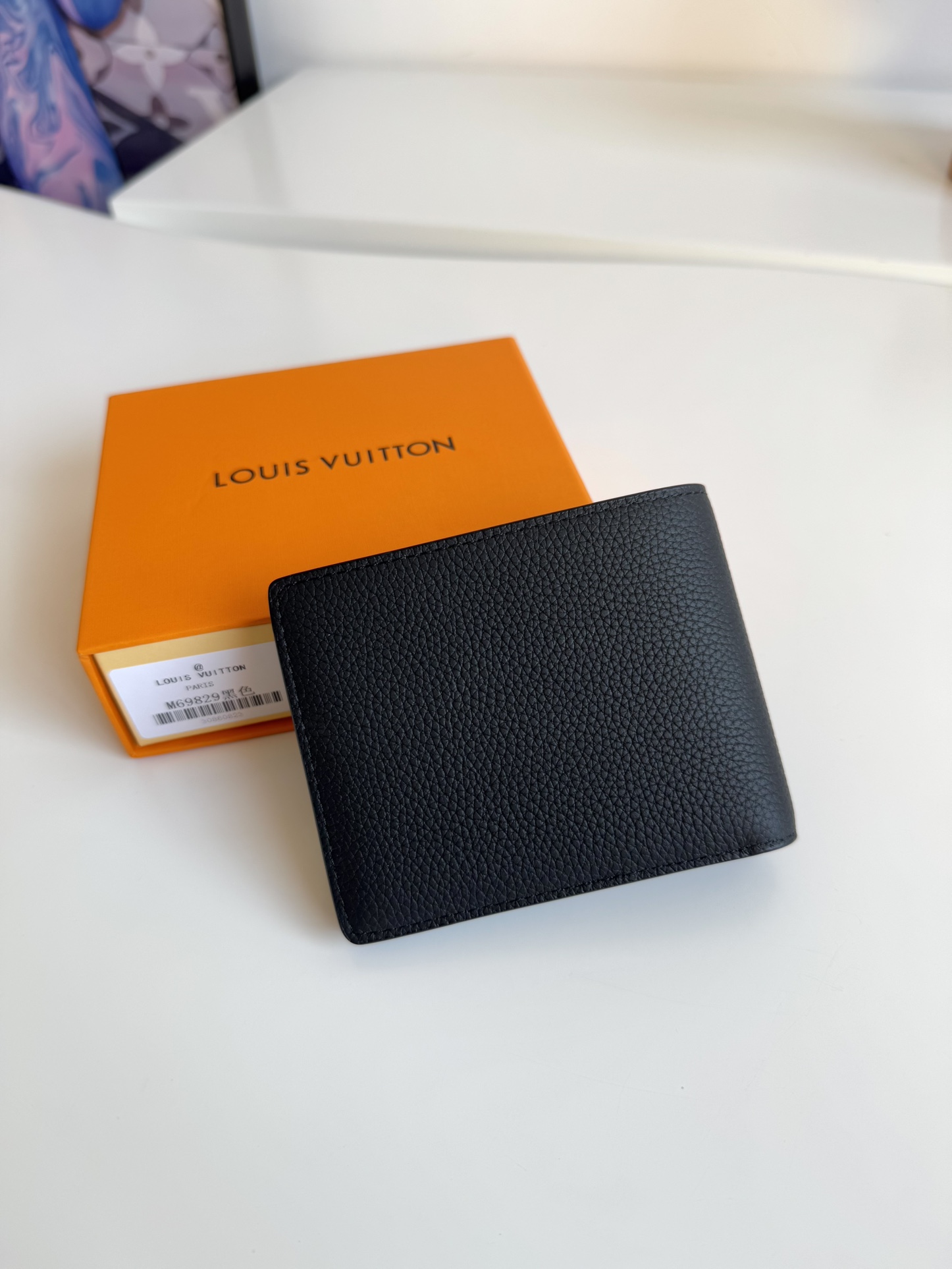 P300 M69829 Gray LV Aerogram Multiple Wallet A fresh take on a classic design, the craftsmanship gives the cowhide leather a richly grained texture Metal LV letters mark the brand's identity and can be easily worn with the LV Aerogram collection of handbags Dimensions: 11.5 x 9 x 1.5 cm.