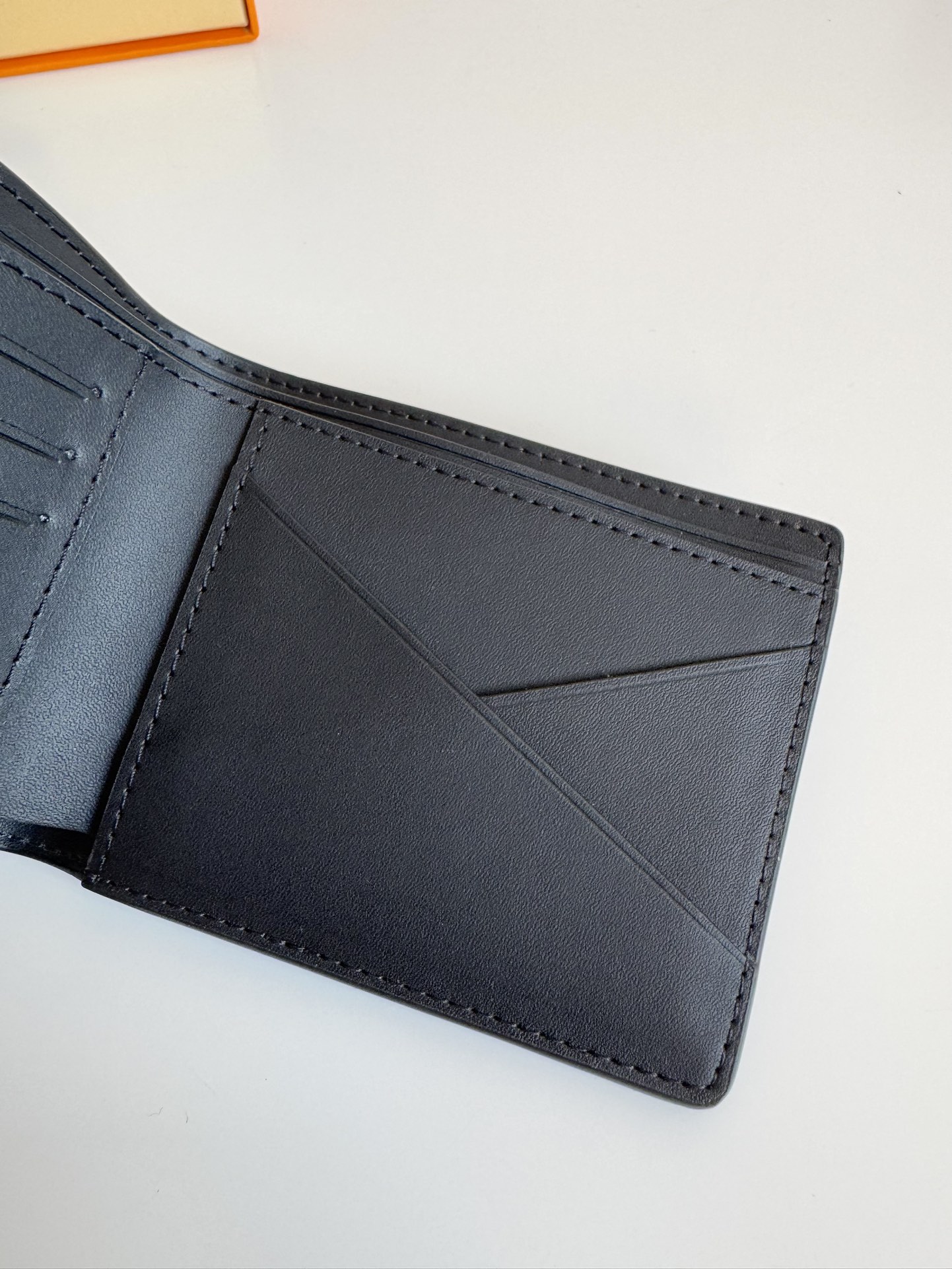 P300 M69829 Grey LV Aerogram Multiple Wallet Une nouvelle approche d'un design classique, la fabrication artisanale donne au cuir de vachette une texture riche et granuleuse et les lettres métalliques LV marquent l'identité de la marque, ce qui le rend facile à porter avec la collection de sacs à main LV Aerogram Dimensions : 11,5 x 9 x 1,5cm