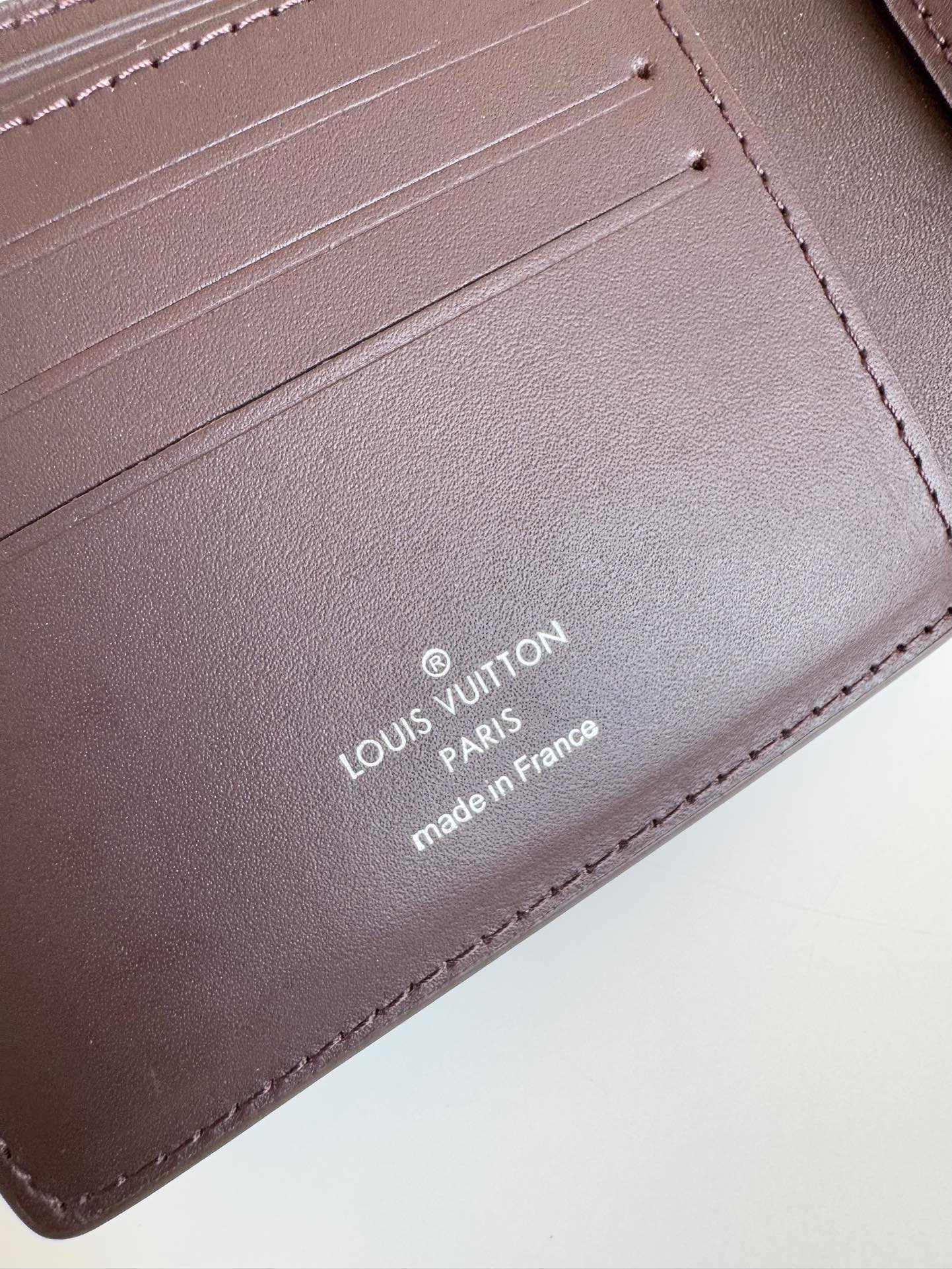 Image [7]-P300 M69829 Coffee LV Aerogram Multiple Wallet injects new meaning into the classic designExcellent craftsmanship makes the cowhide leather present a rich grained textureMetallic LV letters mark the brand's identity can be easily matched with the LV Aerogram series of handbagsSize: 11.5×9×1.5cm-High Faux Bags