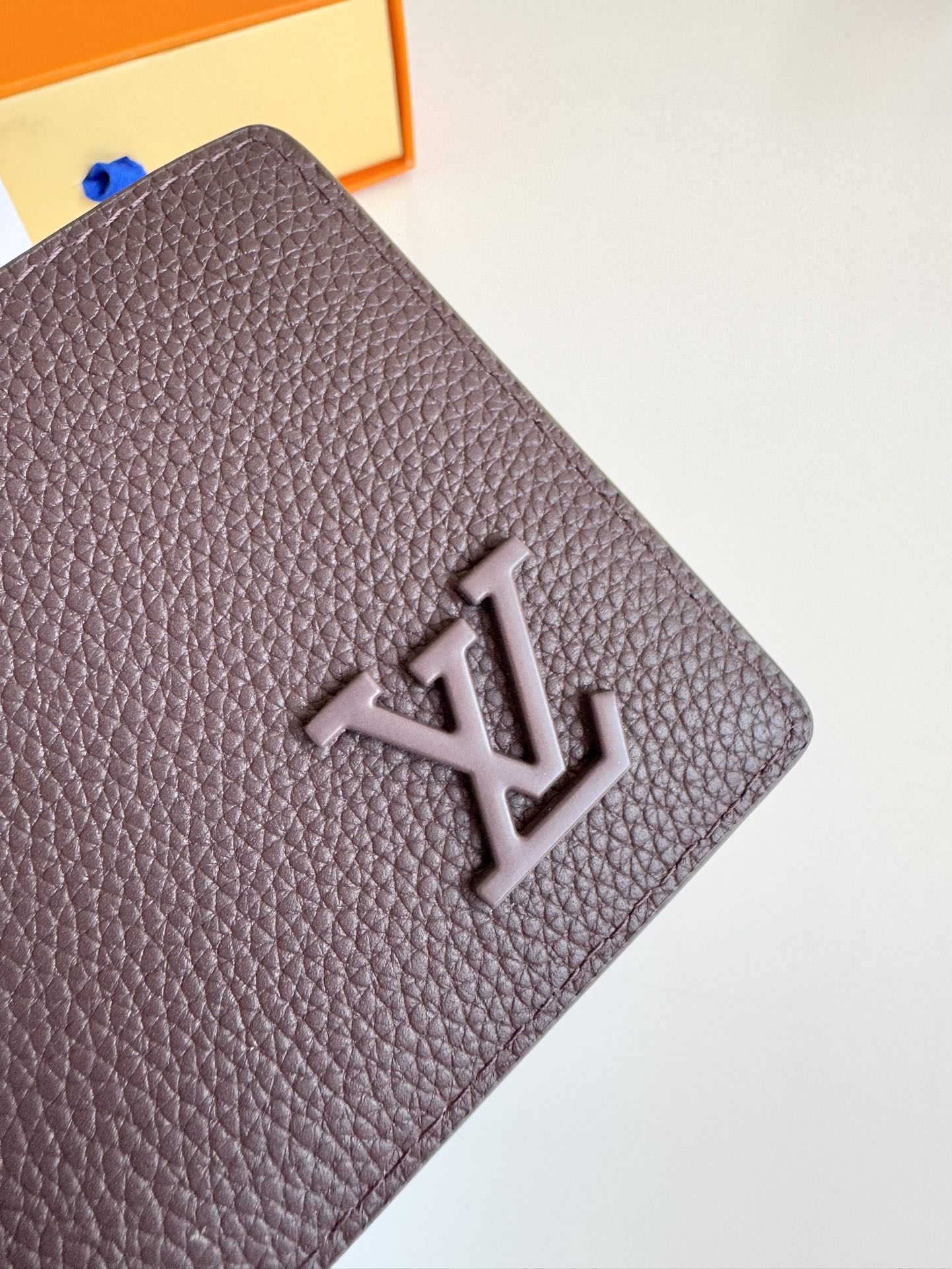 Image [5]-P300 M69829 Coffee LV Aerogram Multiple wallet injects a new meaning into the classic designExcellent craftsmanship makes the cowhide leather present a rich grained textureMetallic LV letters mark the brand's identity can be easily matched with the LV Aerogram series of handbagsSize : 11.5 × 9 × 1.5cm-High-fashion bags