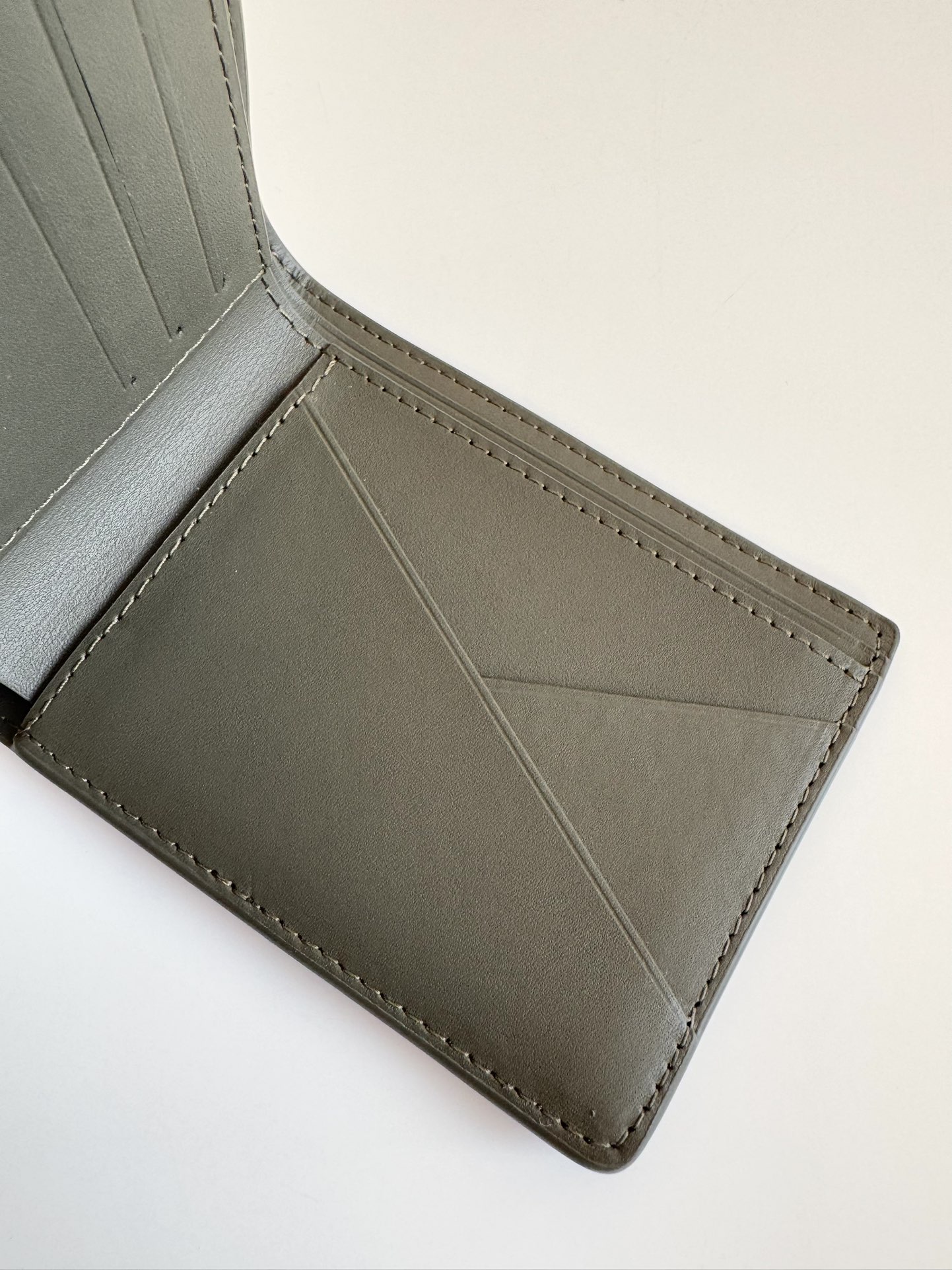 P300 M69829 Gray LV Aerogram Multiple Wallet A fresh take on a classic design, the craftsmanship gives the cowhide leather a richly grained texture Metal LV letters mark the brand's identity and can be easily worn with the LV Aerogram collection of handbags Dimensions: 11.5 x 9 x 1.5 cm.